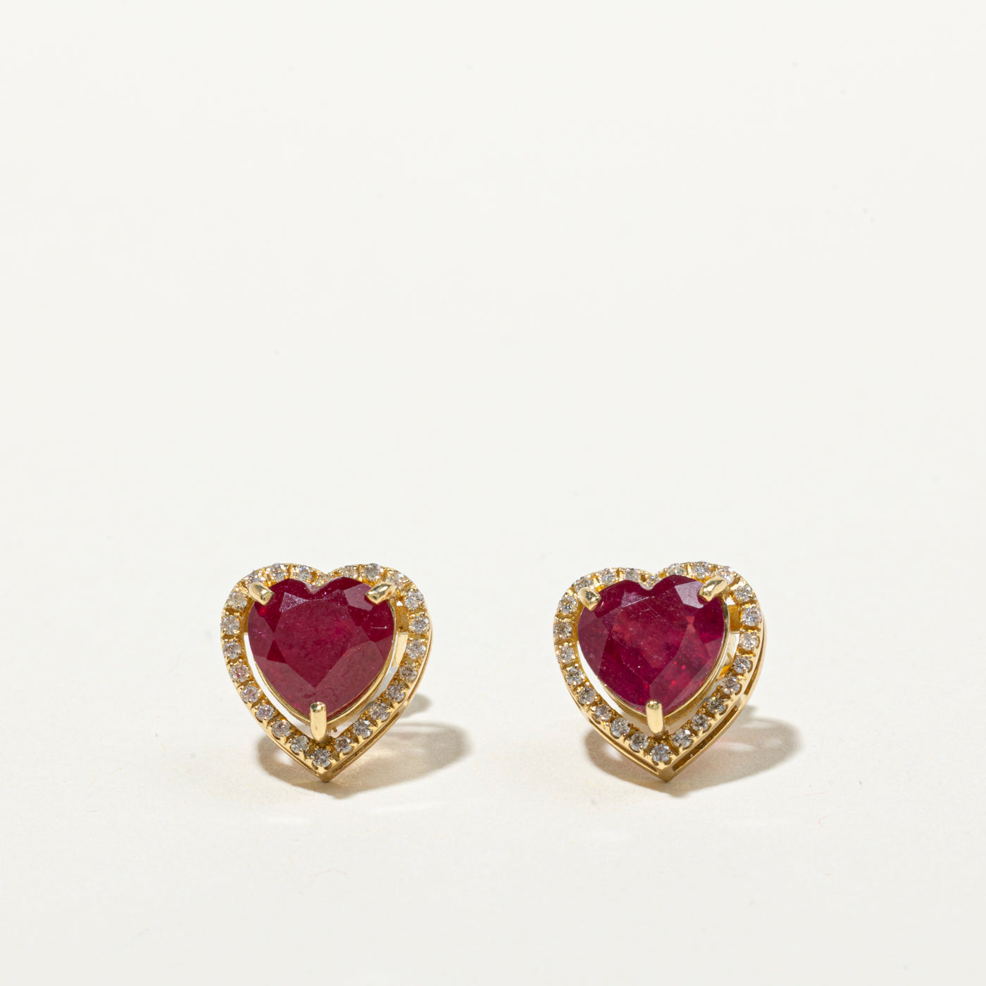 Boucles d'oreilles puces serties d'un halo de rubis taille cœur et de diamants | 3,40 ct, 0,24 ct