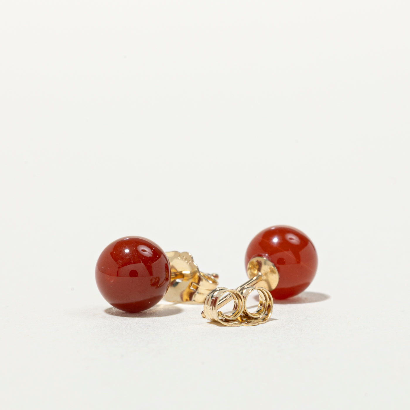 Boucles d'oreilles puces en cornaline sphérique | 3,00 ct