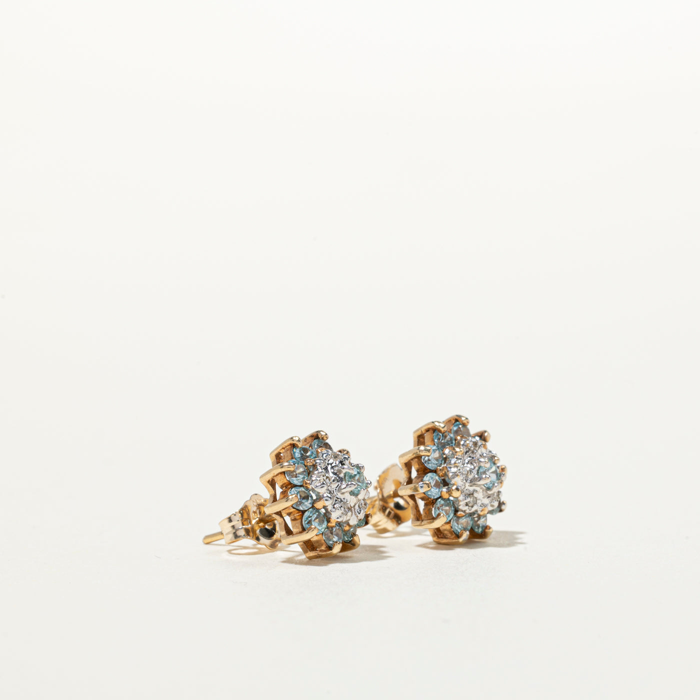 Boucles d'oreilles puces en aigue-marine et diamants, motif pétales | 0,66 ct, 0,05 ct