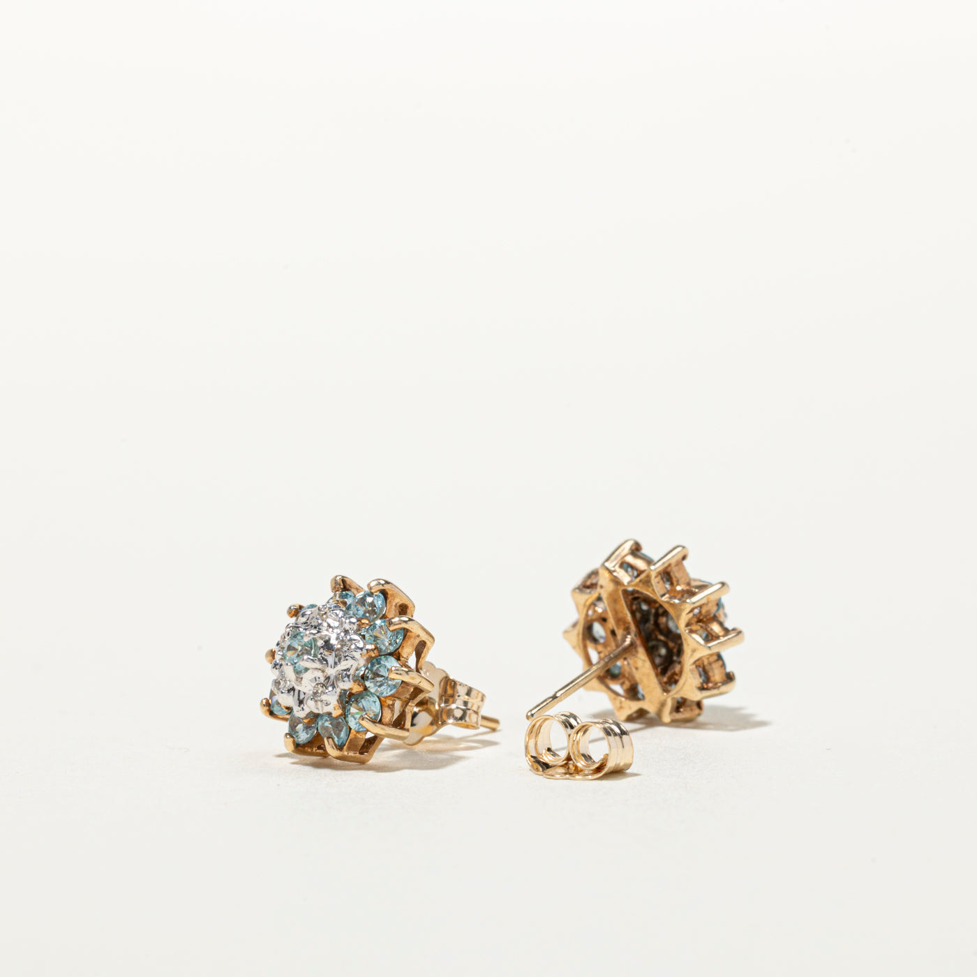 Boucles d'oreilles puces en aigue-marine et diamants, motif pétales | 0,66 ct, 0,05 ct
