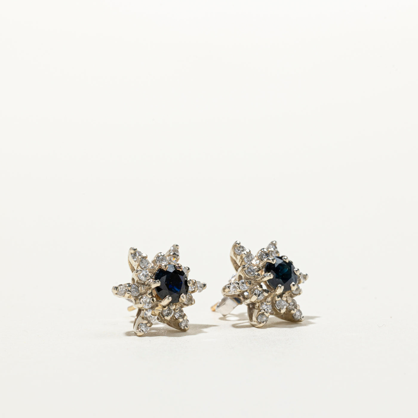 Boucles d'oreilles puces en forme de flocon de neige, saphirs et diamants | 0,50 ct, 0,26 ct