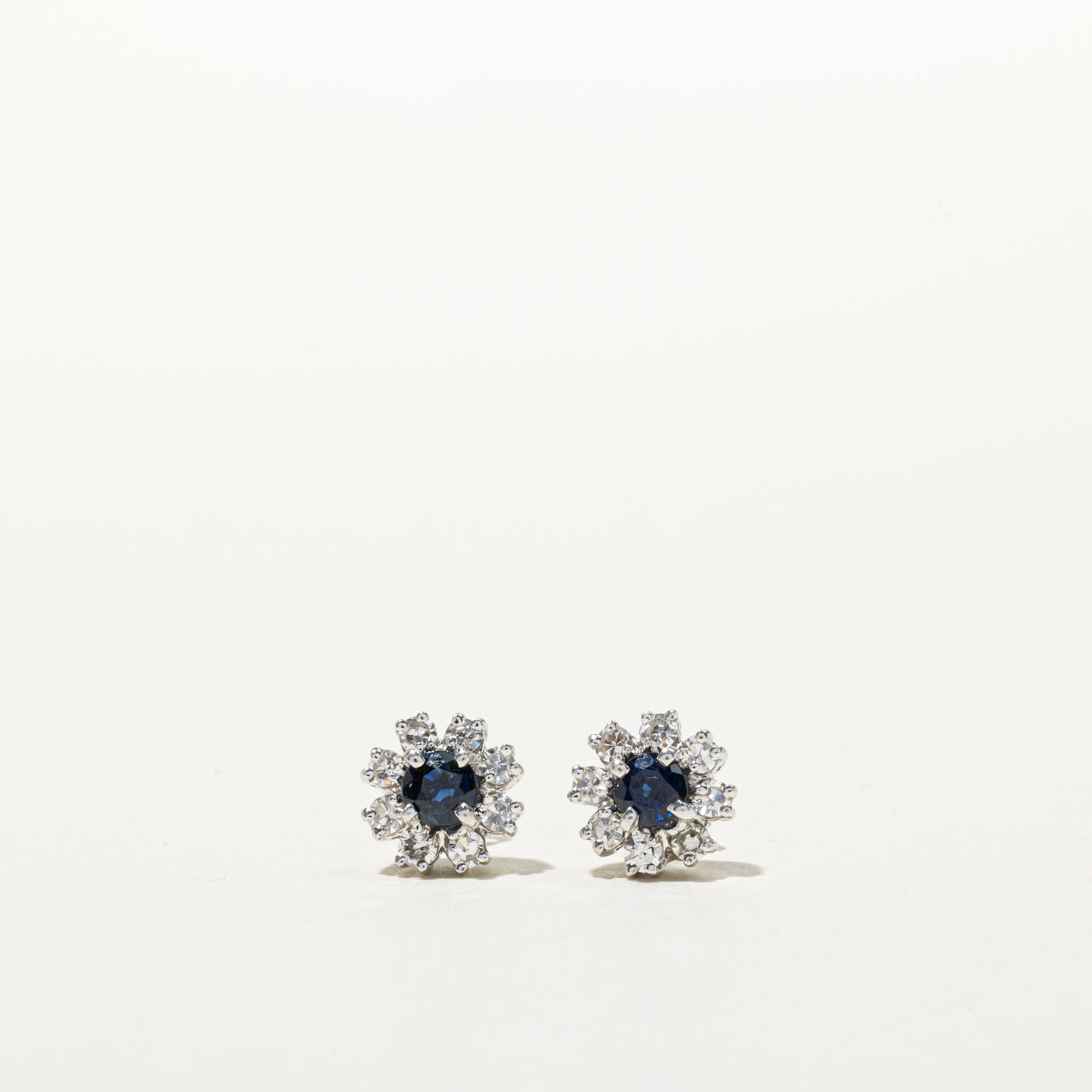 Boucles d'oreilles puces en forme de fleur serties de saphirs et de diamants (0,36 ct et 0,32 ct au total)