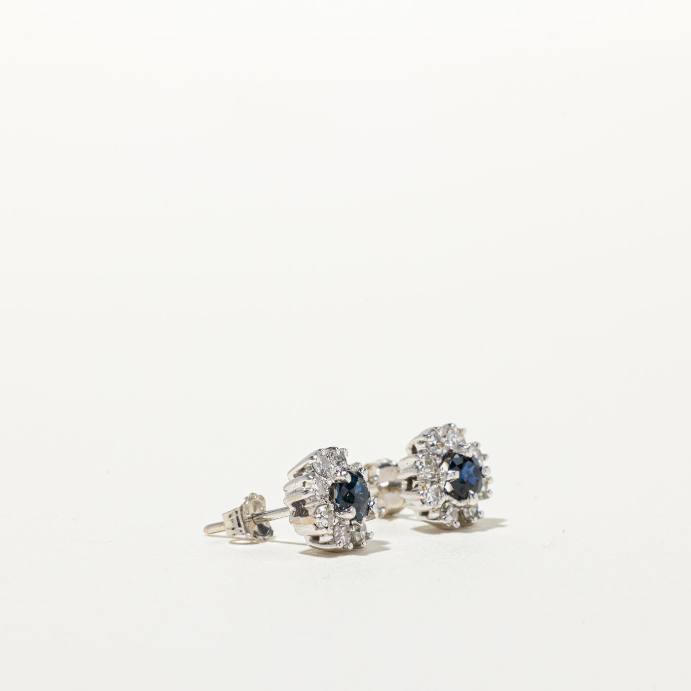 Boucles d'oreilles puces en forme de fleur serties de saphirs et de diamants (0,36 ct et 0,32 ct au total)
