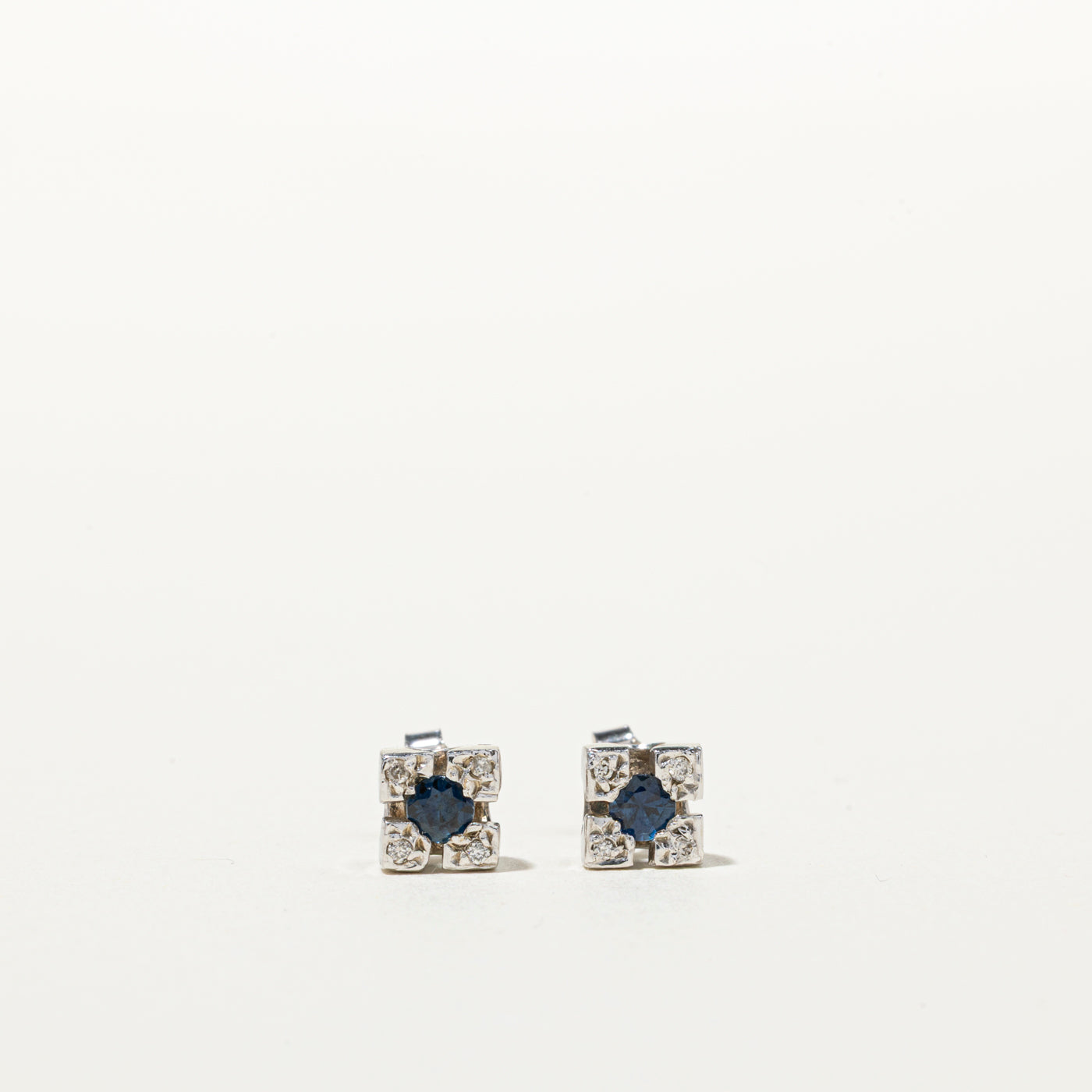 Boucles d'oreilles puces carrées en saphirs et diamants | 0,14 ct, 0,08 ct