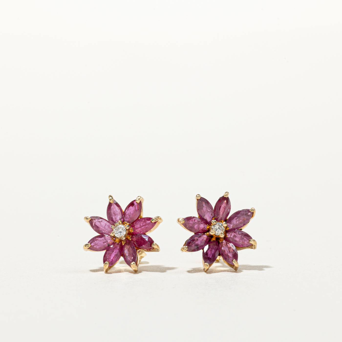 Boucles d'oreilles puces en forme de fleur, rubis et diamants | 1,28 ct, 0,02 ct
