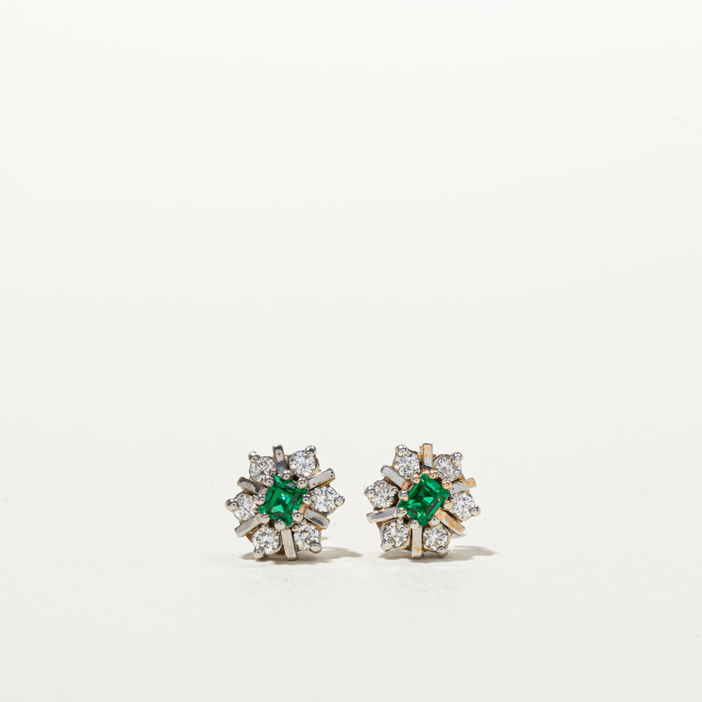 Boucles d'oreilles puces en forme de fleur, ornées d'émeraudes synthétiques et de diamants naturels | 0,35 ct au total