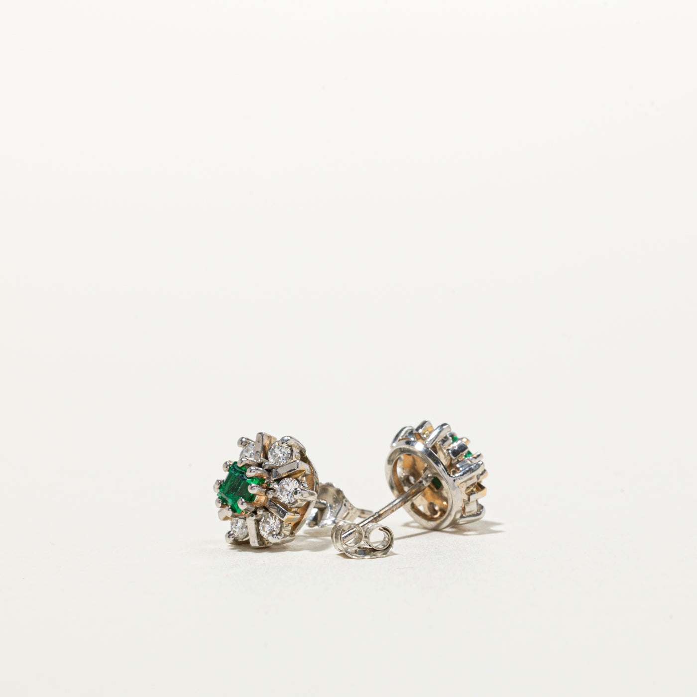 Boucles d'oreilles puces en forme de fleur, ornées d'émeraudes synthétiques et de diamants naturels | 0,35 ct au total