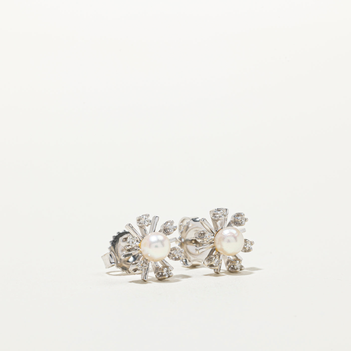 Boucles d'oreilles puces en forme de fleur avec halo de perles et diamants | 0,14 ct