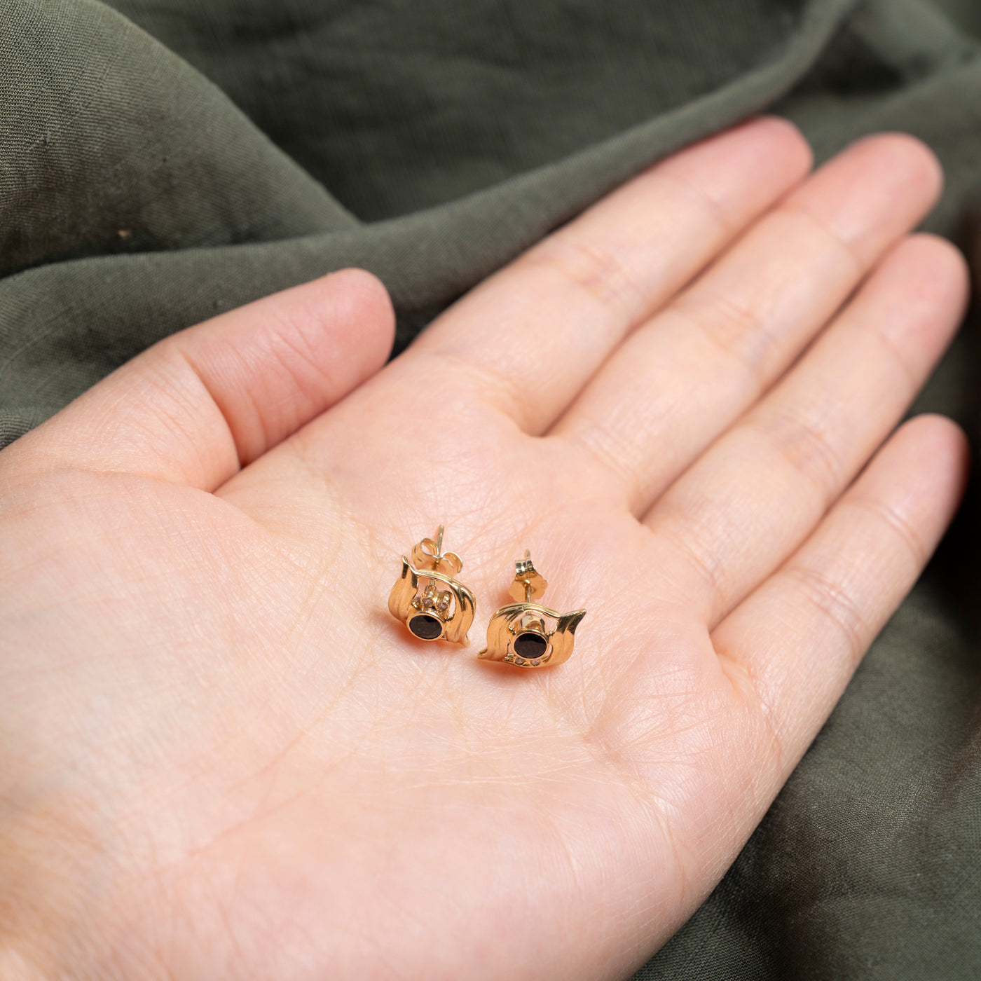 Sapphire & Diamond Cluster Grooved Stud Earrings | 0.40ctw, 0.02ctw