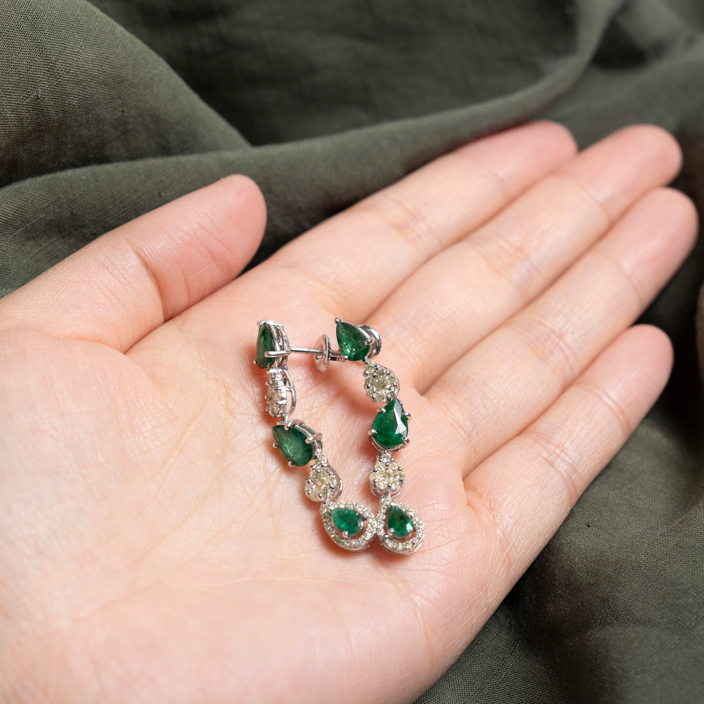 Boucles d'oreilles pendantes en émeraude taille poire et diamants | 2,50 ct, 1,16 ct