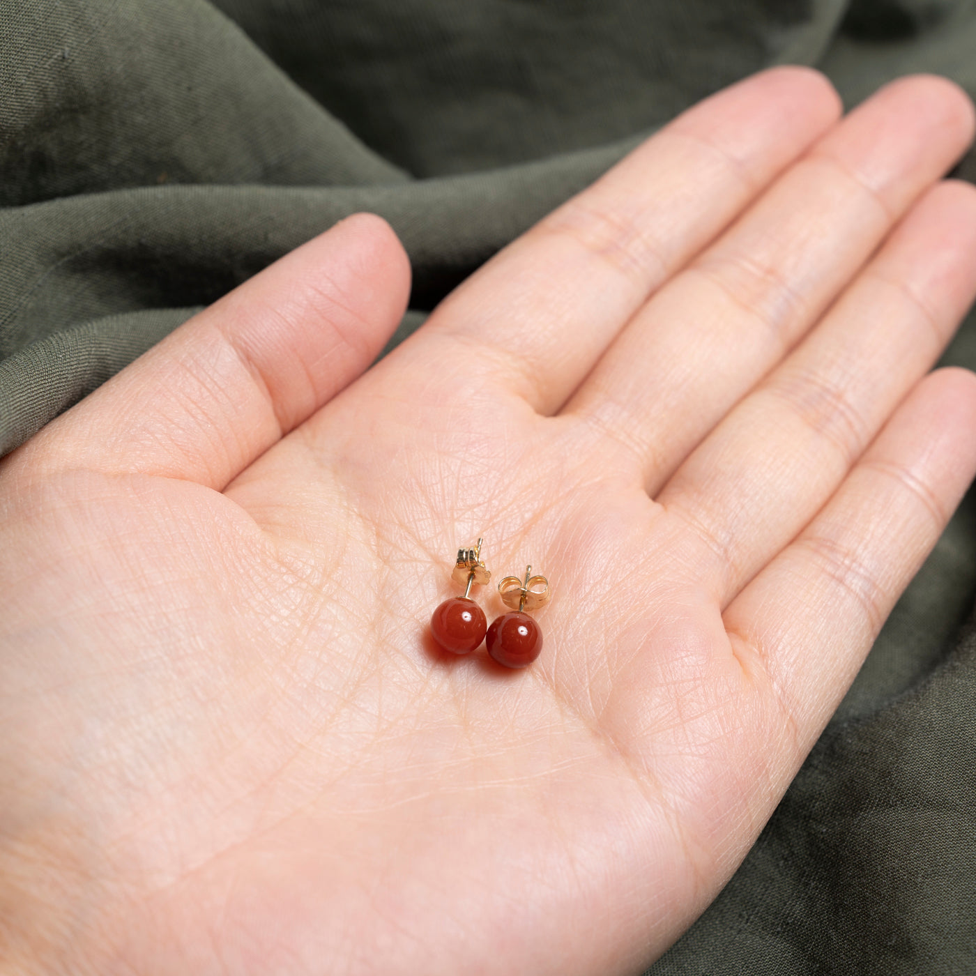 Boucles d'oreilles puces en cornaline sphérique | 3,00 ct