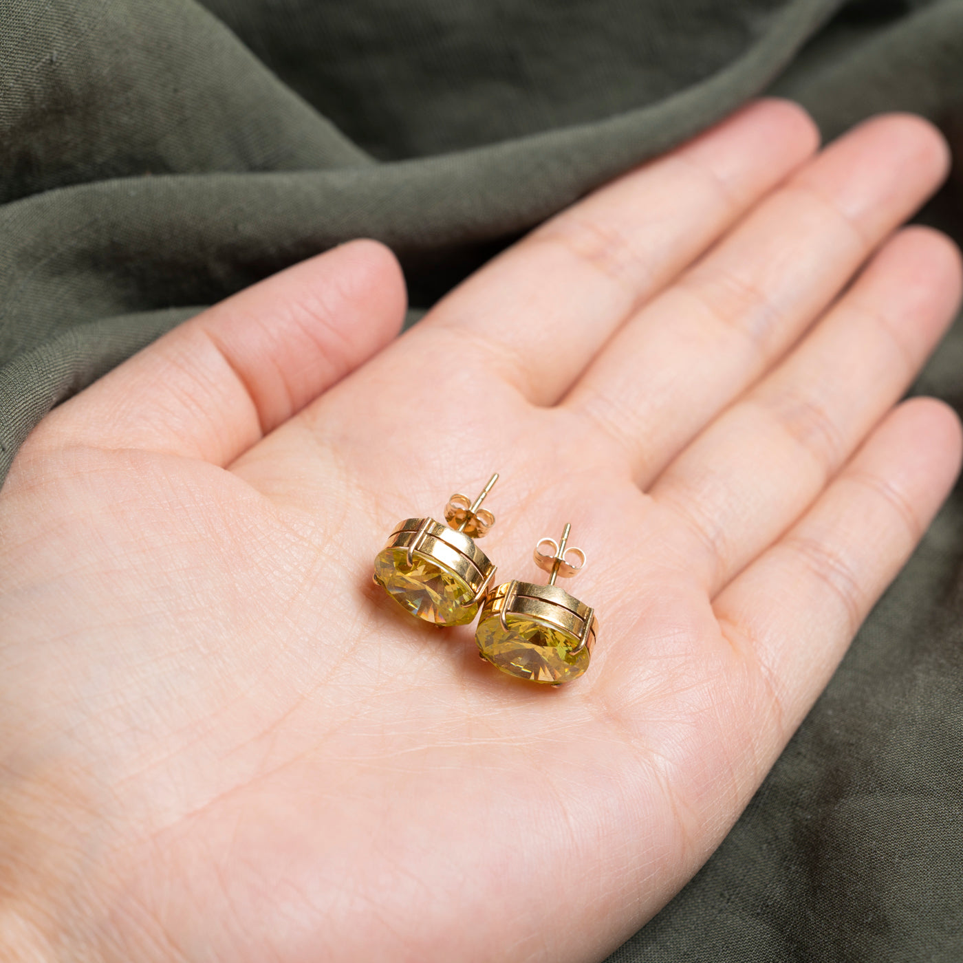 Boucles d'oreilles puces en spinelle synthétique taille ovale | 14,00 ct