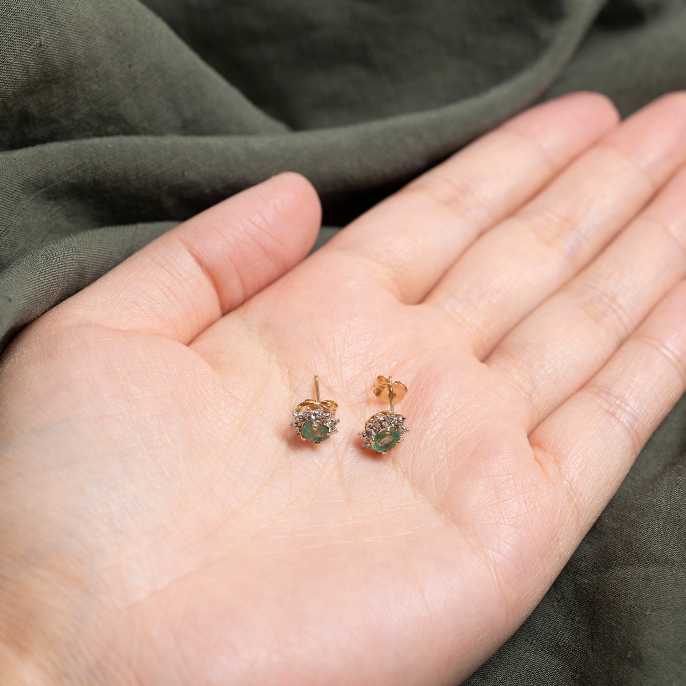 Boucles d'oreilles puces serties d'un halo de pétales d'émeraudes et de diamants | 0,40 ct, 0,04 ct