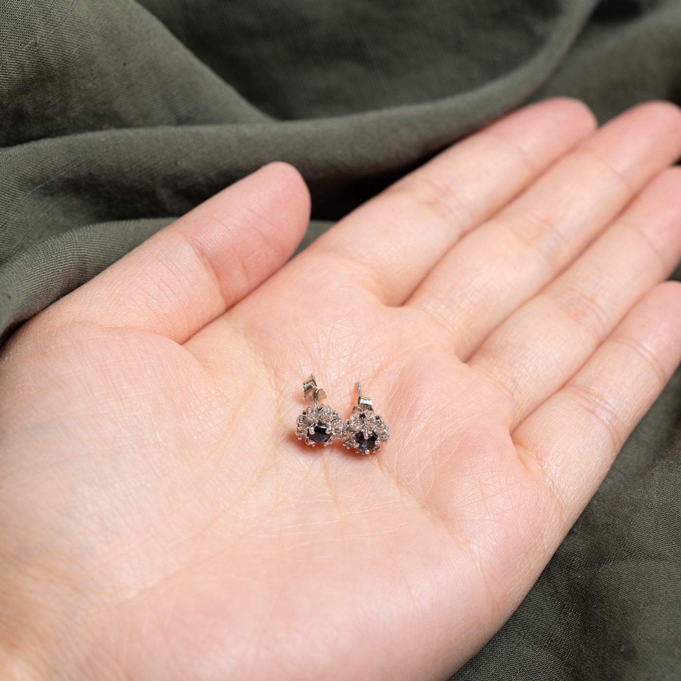 Boucles d'oreilles puces en forme de fleur serties de saphirs et de diamants (0,36 ct et 0,32 ct au total)