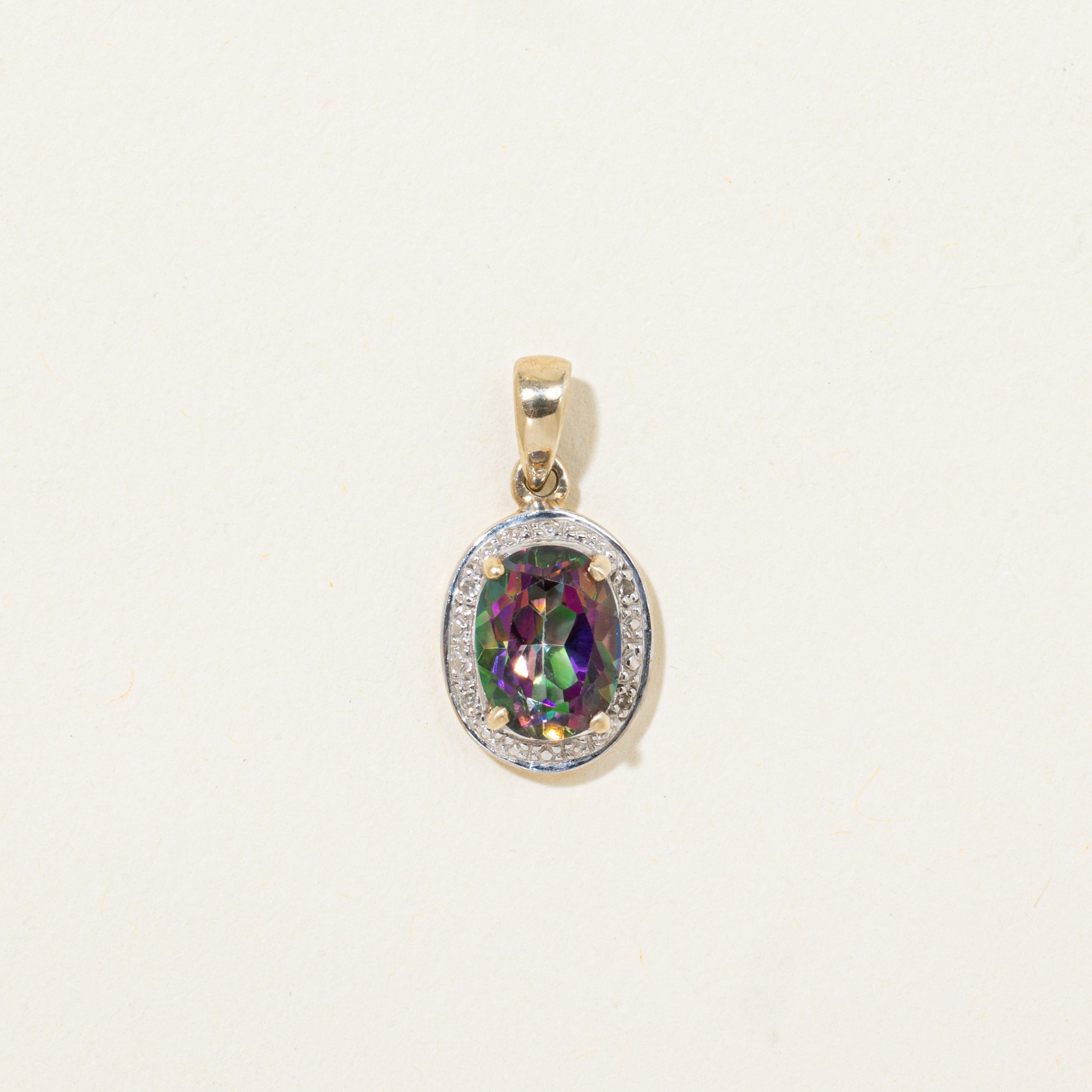 Pendentif ovale en topaze mystique et halo de diamants | 1,47 ct