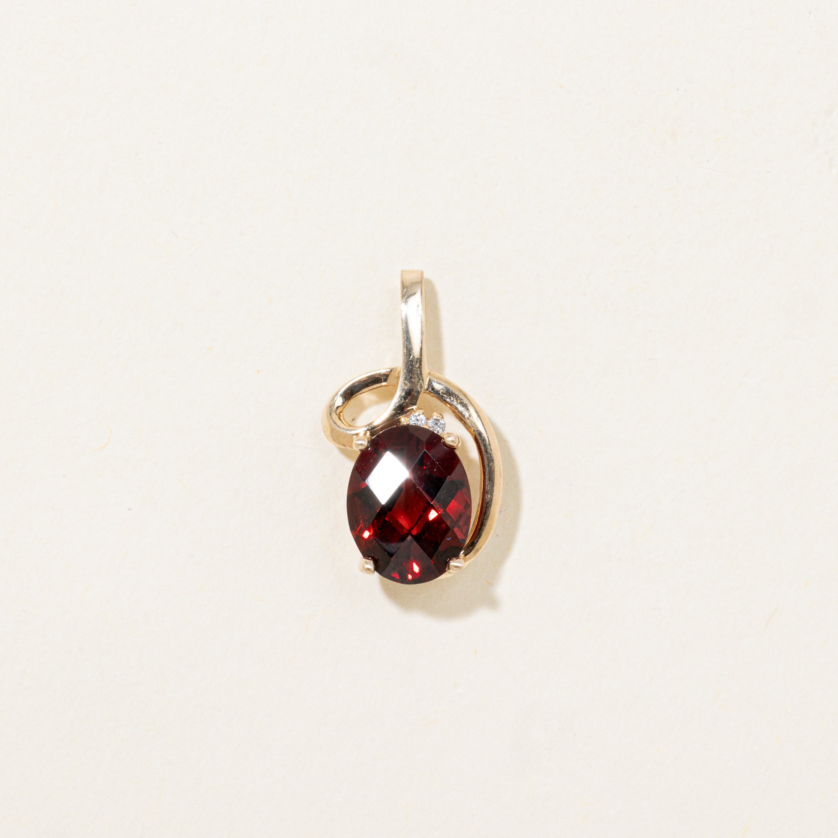 Pendentif ovale en grenat et diamants à motif damier | 2,09 ct, 0,002 ct au total