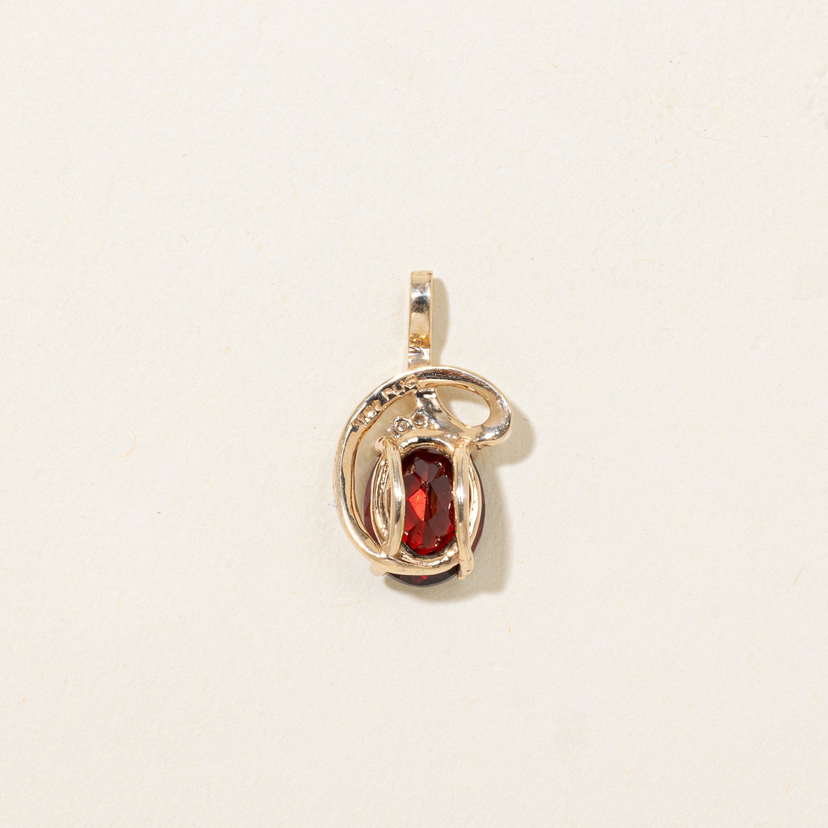 Pendentif ovale en grenat et diamants à motif damier | 2,09 ct, 0,002 ct au total