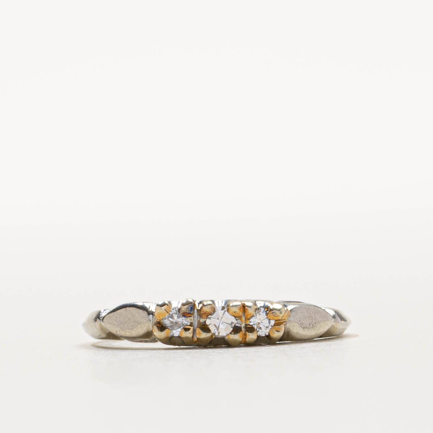 18k Three Stone Diamond Petinaed Ring | SZ 6.25