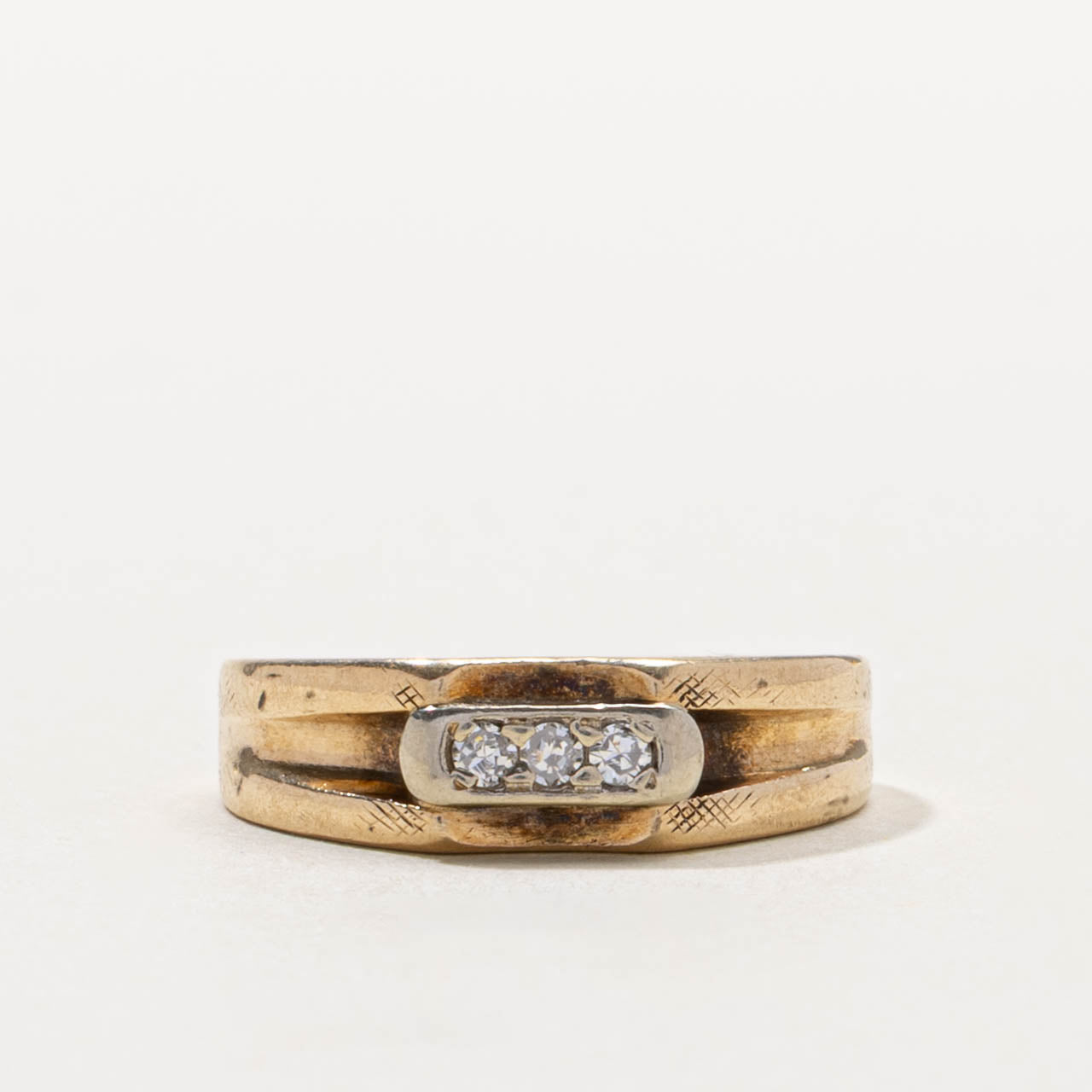 10k Three Stone Diamond Grooved Ring | SZ 6