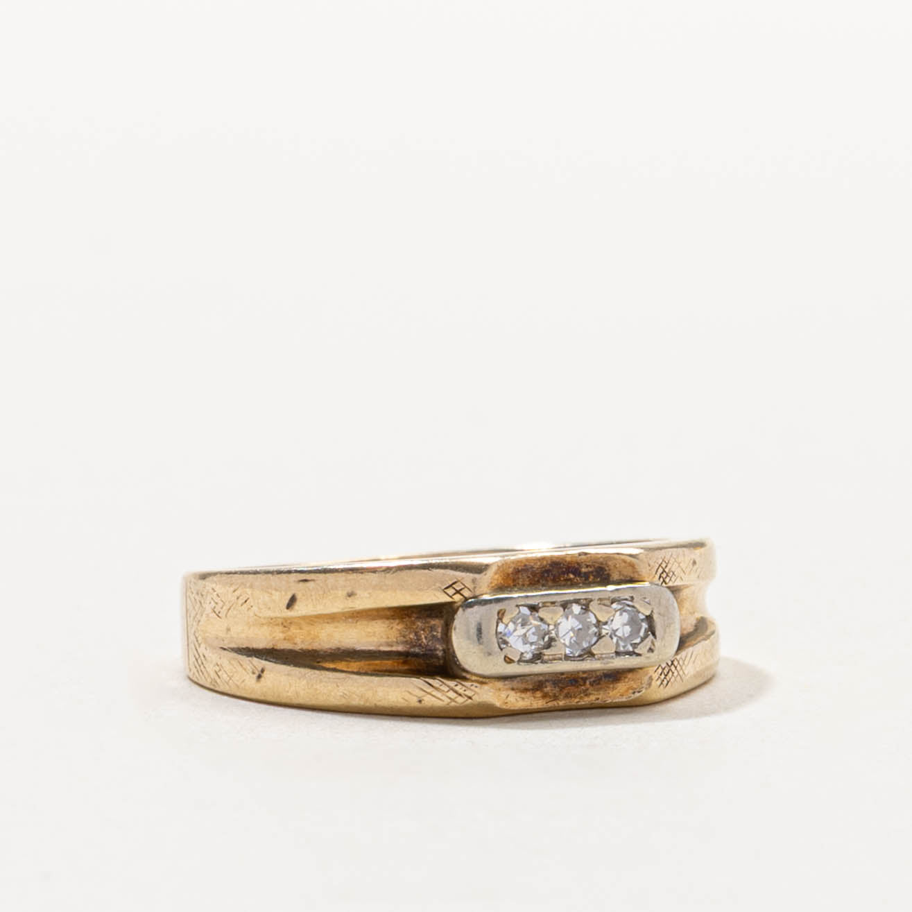 10k Three Stone Diamond Grooved Ring | SZ 6