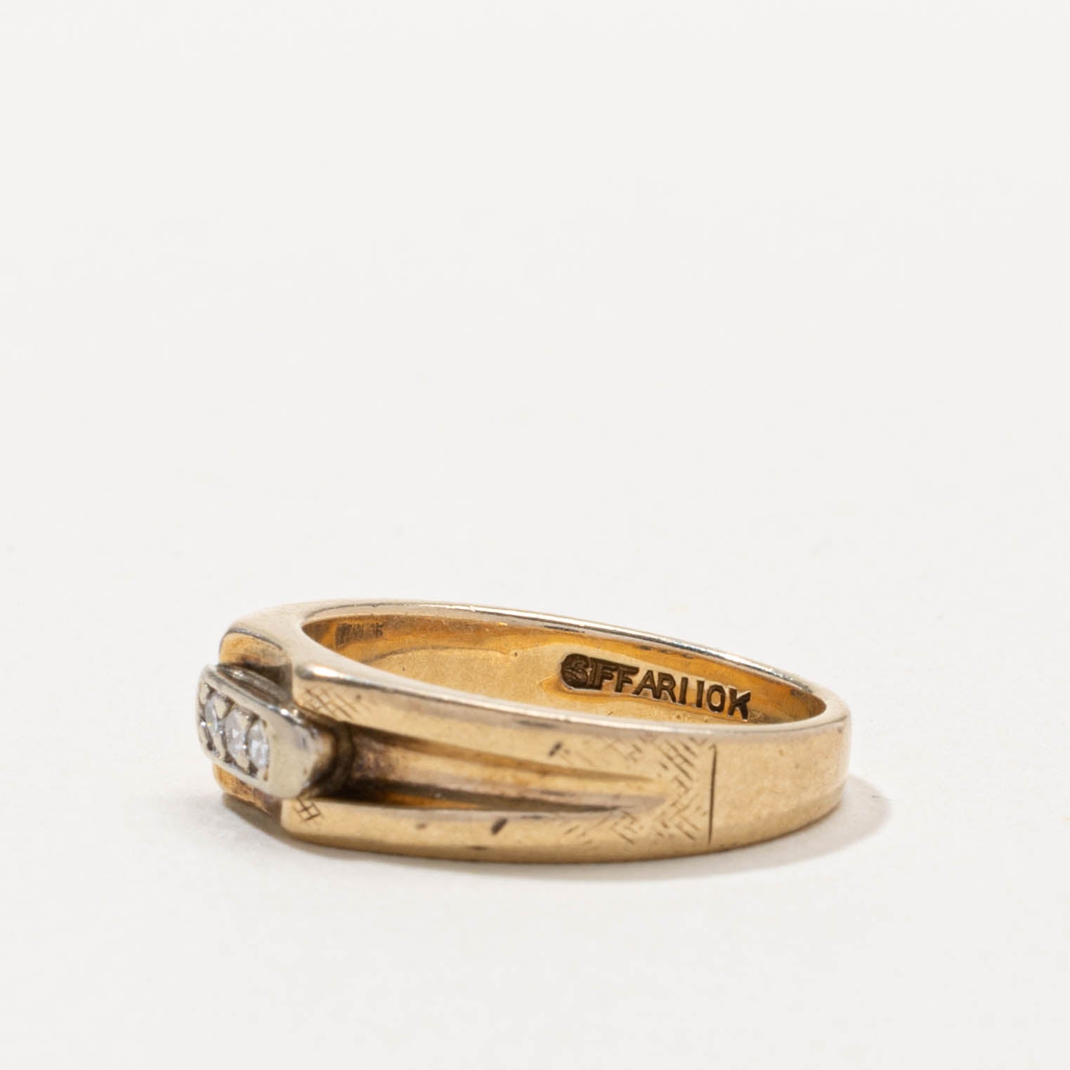 10k Three Stone Diamond Grooved Ring | SZ 6
