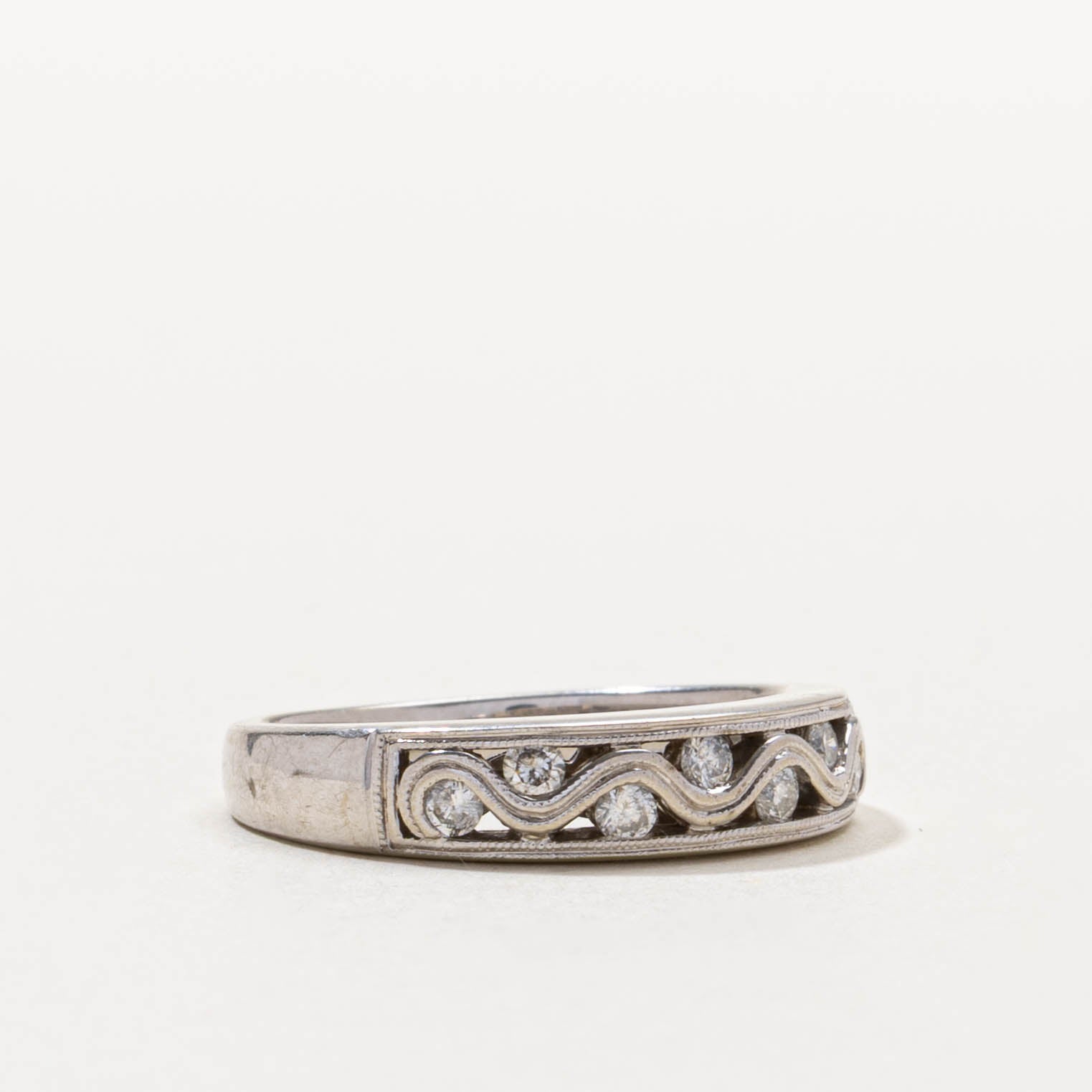 14k Diamond Milgrained Wave Band | SZ 7