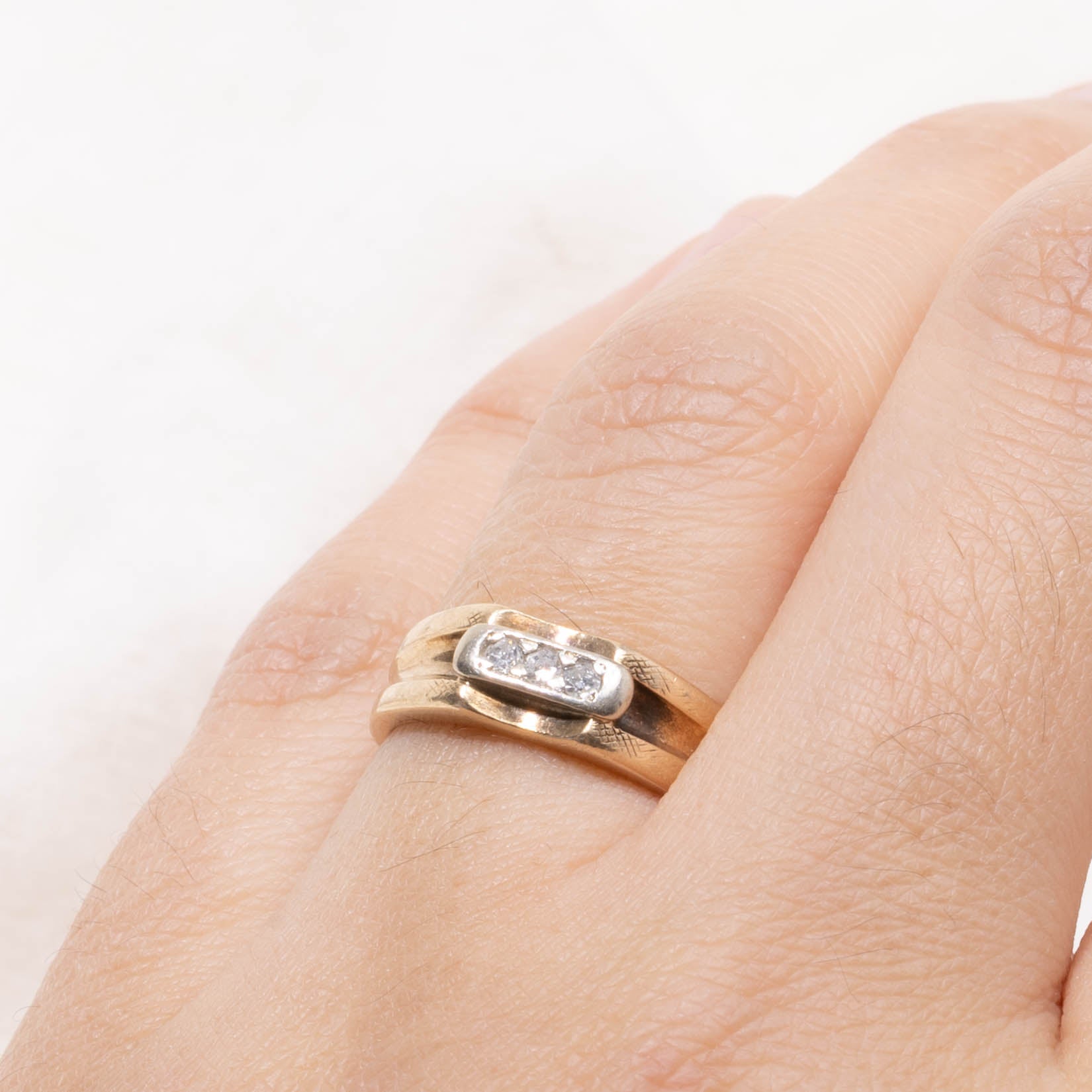 10k Three Stone Diamond Grooved Ring | SZ 6
