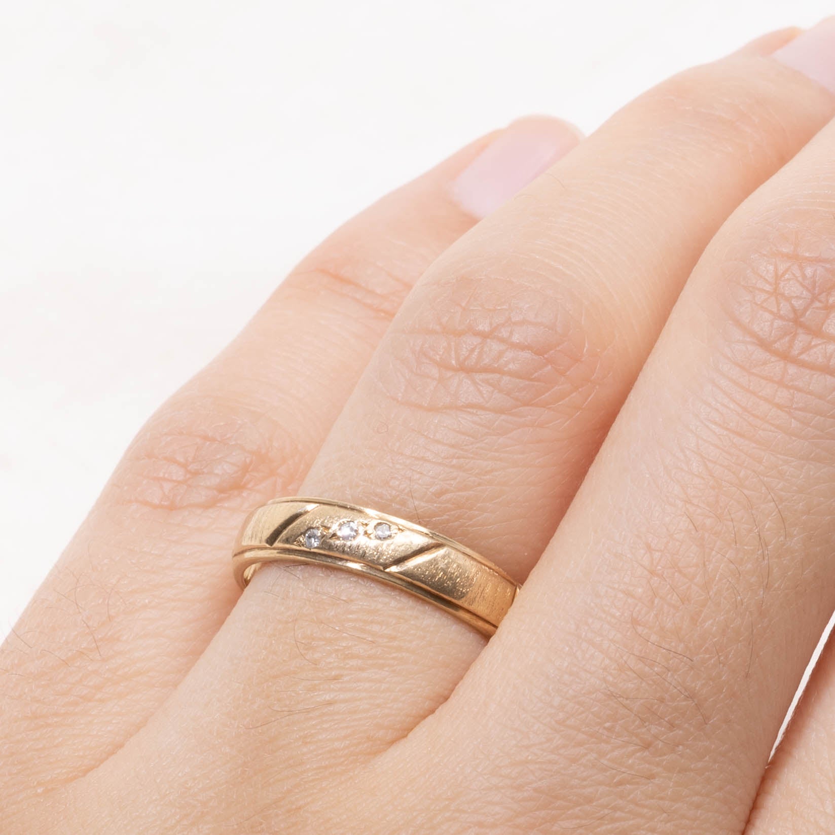 14k Diagonal Diamond Textured Band | 4.30mm | SZ 7.75