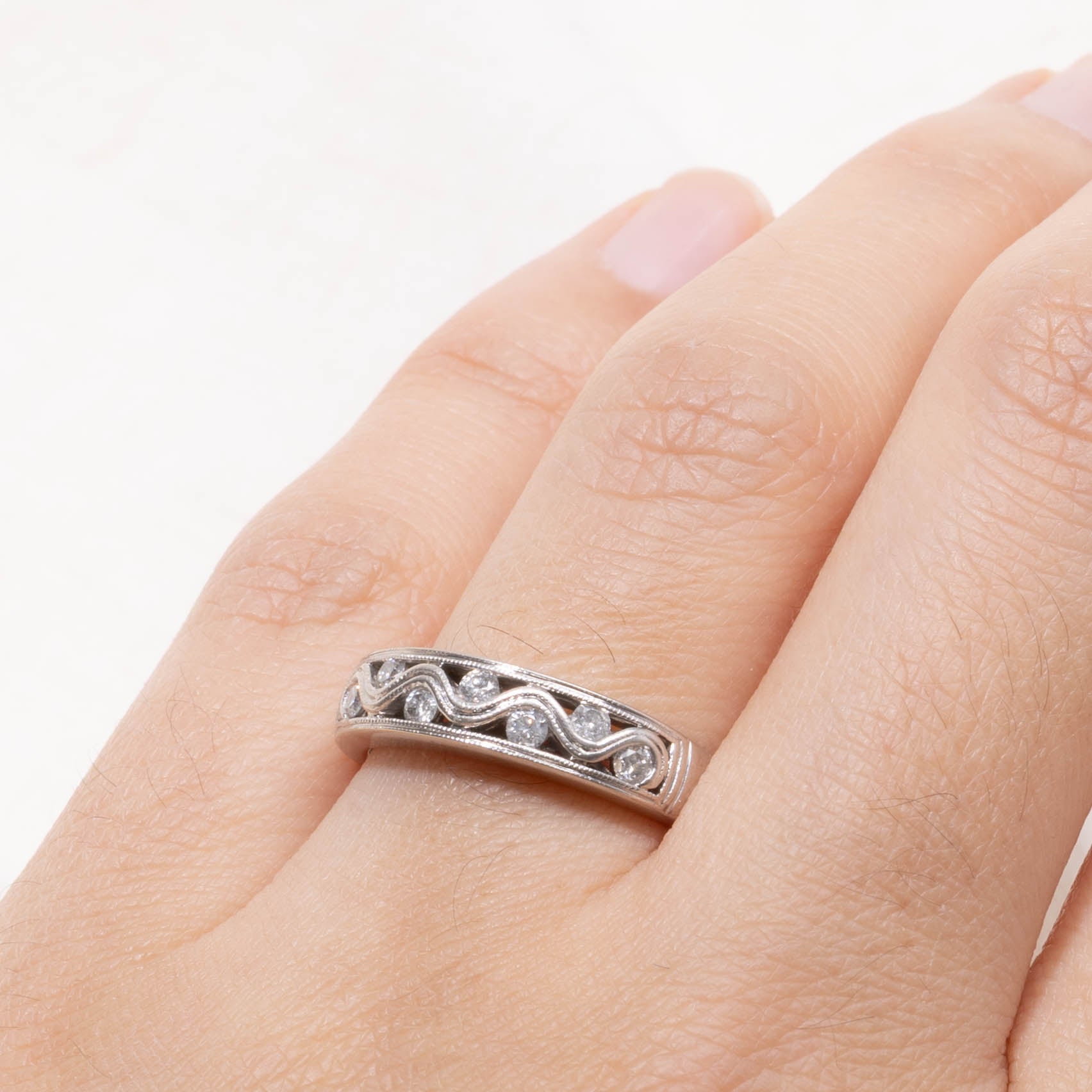 14k Diamond Milgrained Wave Band | SZ 7
