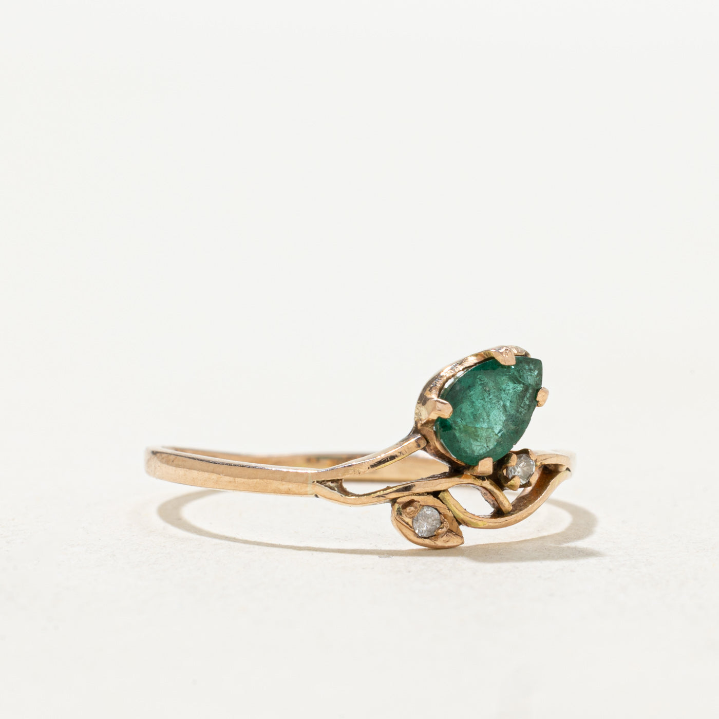 Bague en forme de feuille avec émeraude taille poire et diamants | Taille 8.0