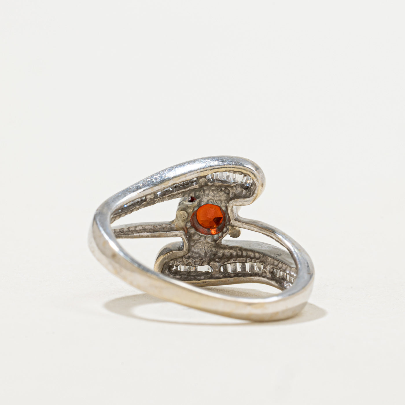 Bague sertie de grenats et de diamants | 0,24 ct, 0,10 ct au total | Taille 5,0