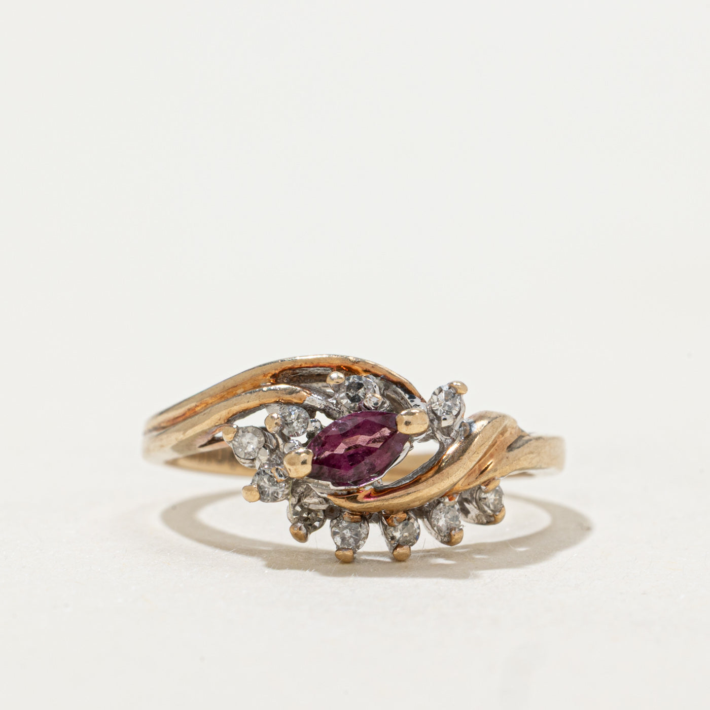 Bague contournée en rubis taille marquise et diamants | Taille 4.0