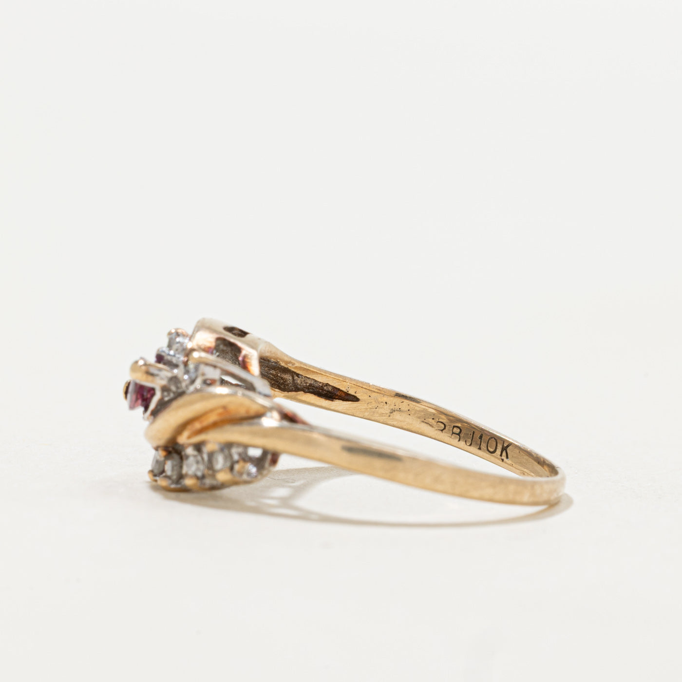 Bague contournée en rubis taille marquise et diamants | Taille 4.0