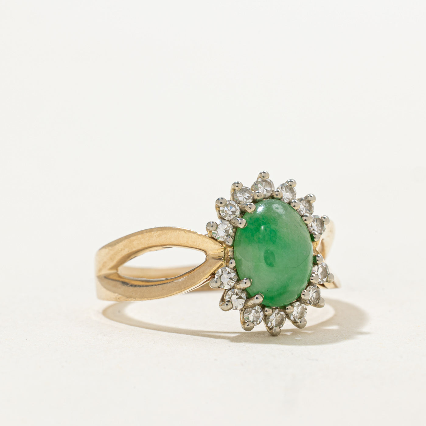 Bague à anneau fendu en forme de pétale de jadéite et de diamant | 1,80 ct, 0,21 ct au total | Taille 8