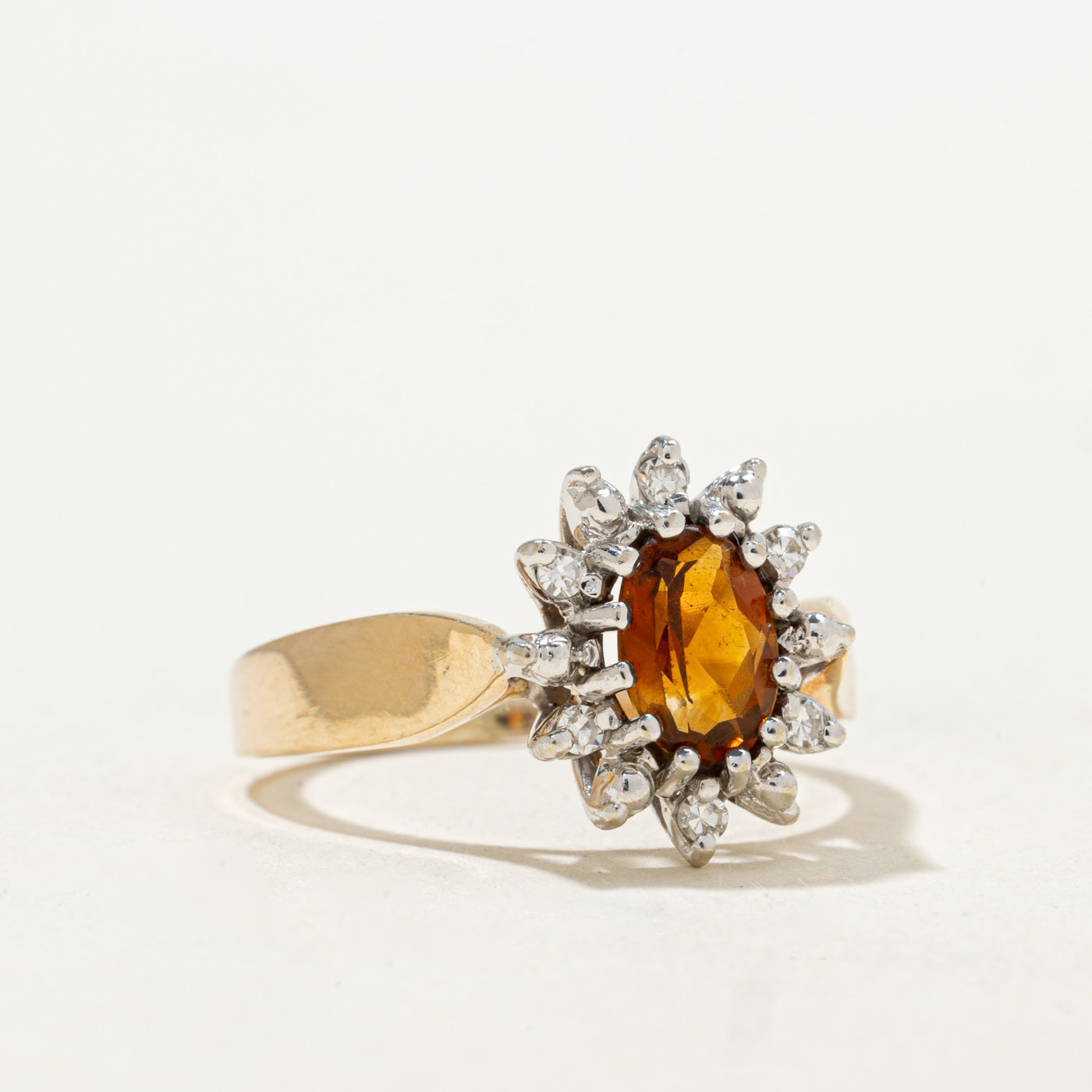 Bague pétale en citrine et diamants | 0,60 ct, 0,06 ct au total | Taille 7,0
