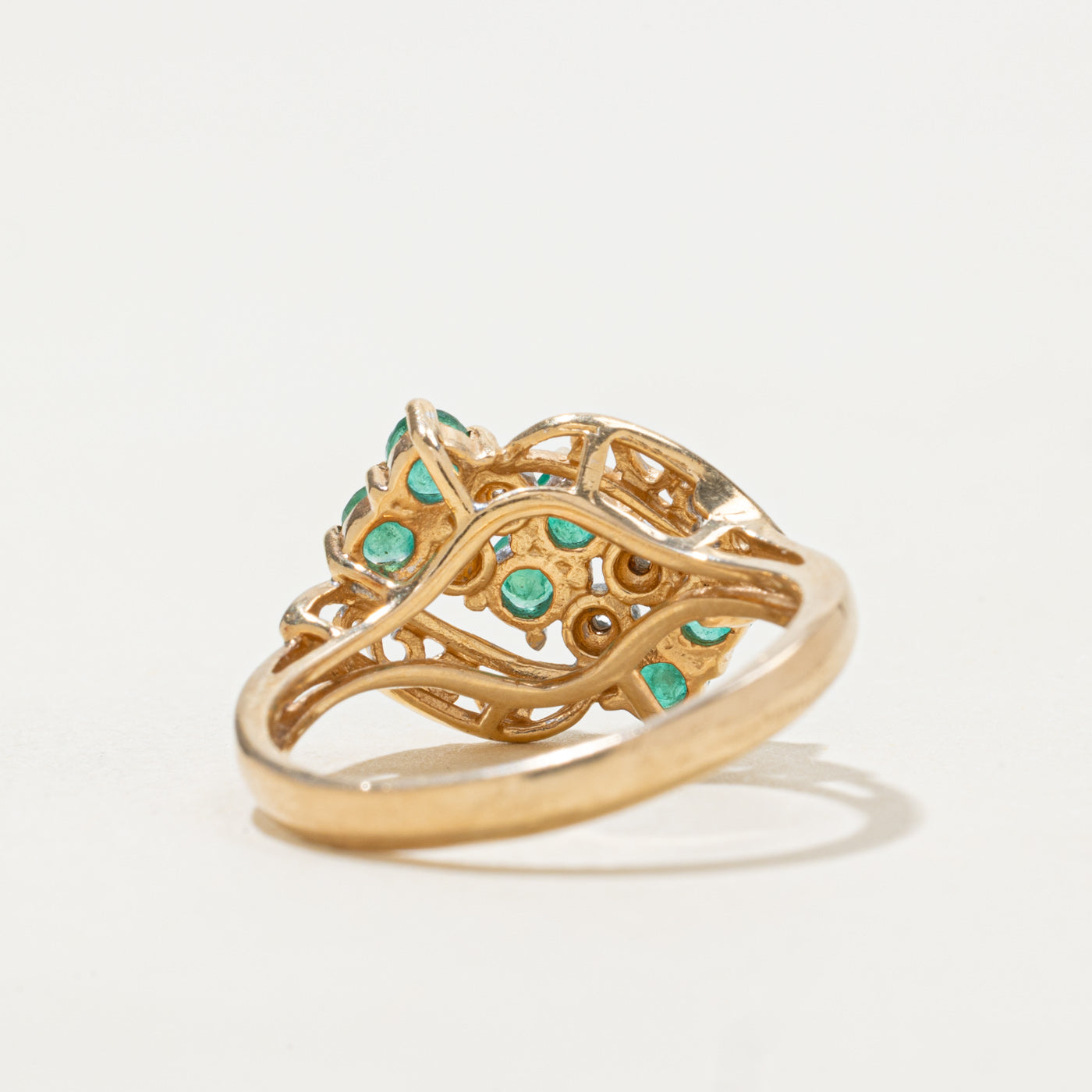 Bague en volutes ornée d'émeraudes et de diamants | 0,50 ct, 0,02 ct | Taille 6