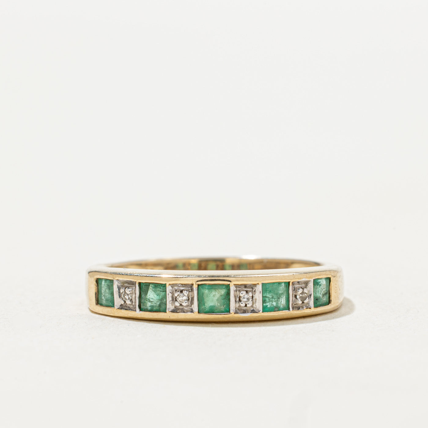 Alliance demi-éternité en émeraude et diamants | Taille 7.0