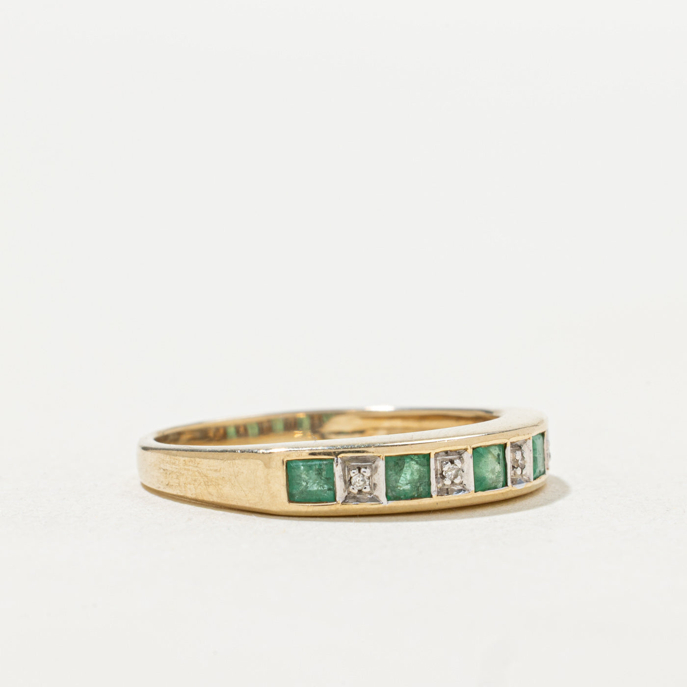 Alliance demi-éternité en émeraude et diamants | Taille 7.0
