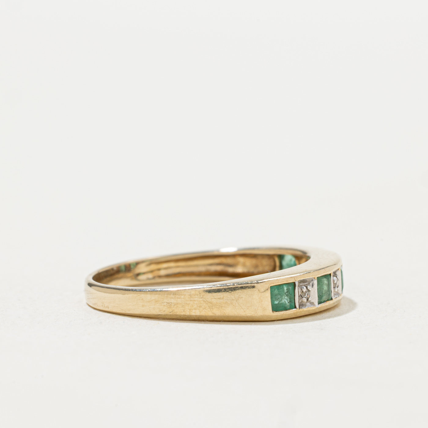 Alliance demi-éternité en émeraude et diamants | Taille 7.0