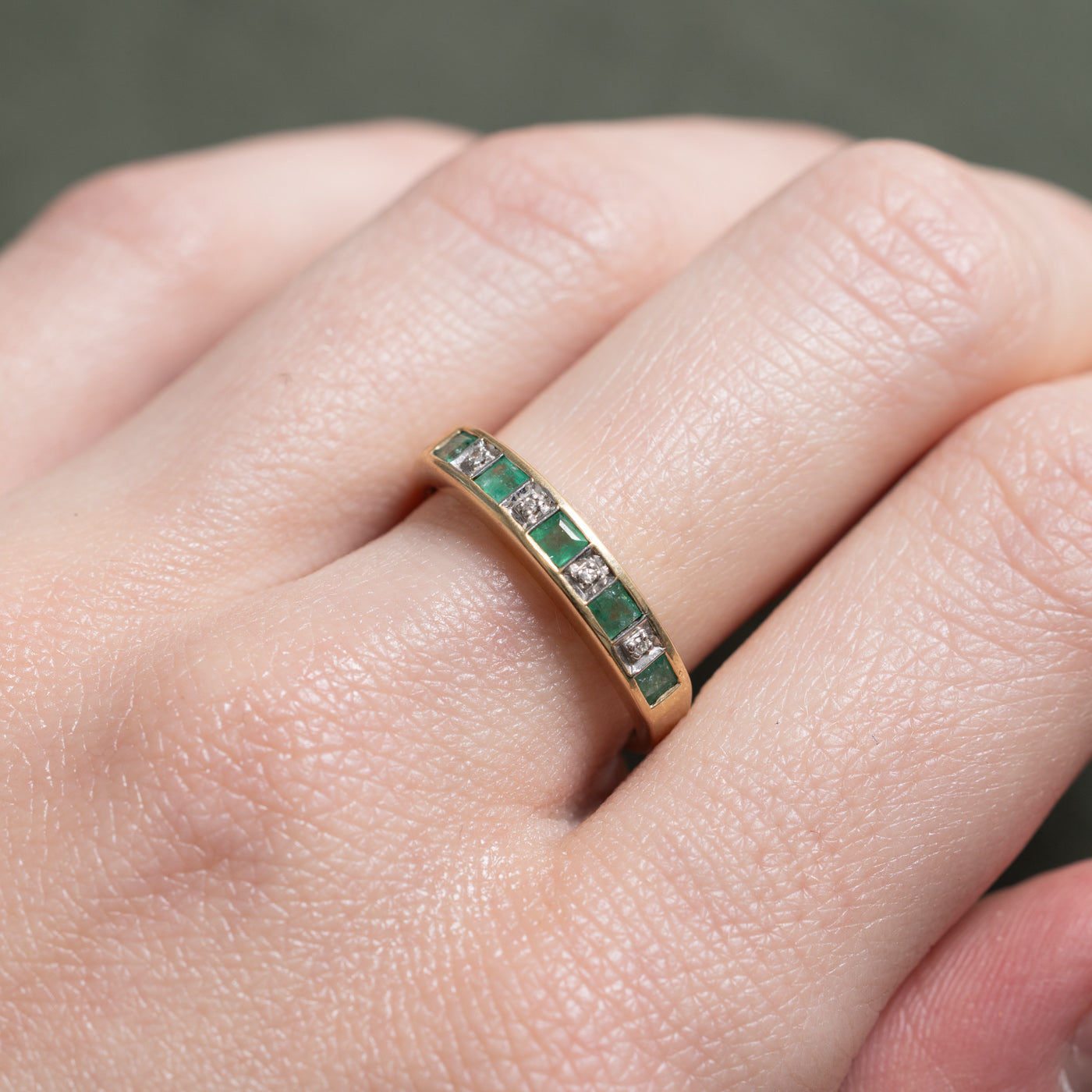 Alliance demi-éternité en émeraude et diamants | Taille 7.0