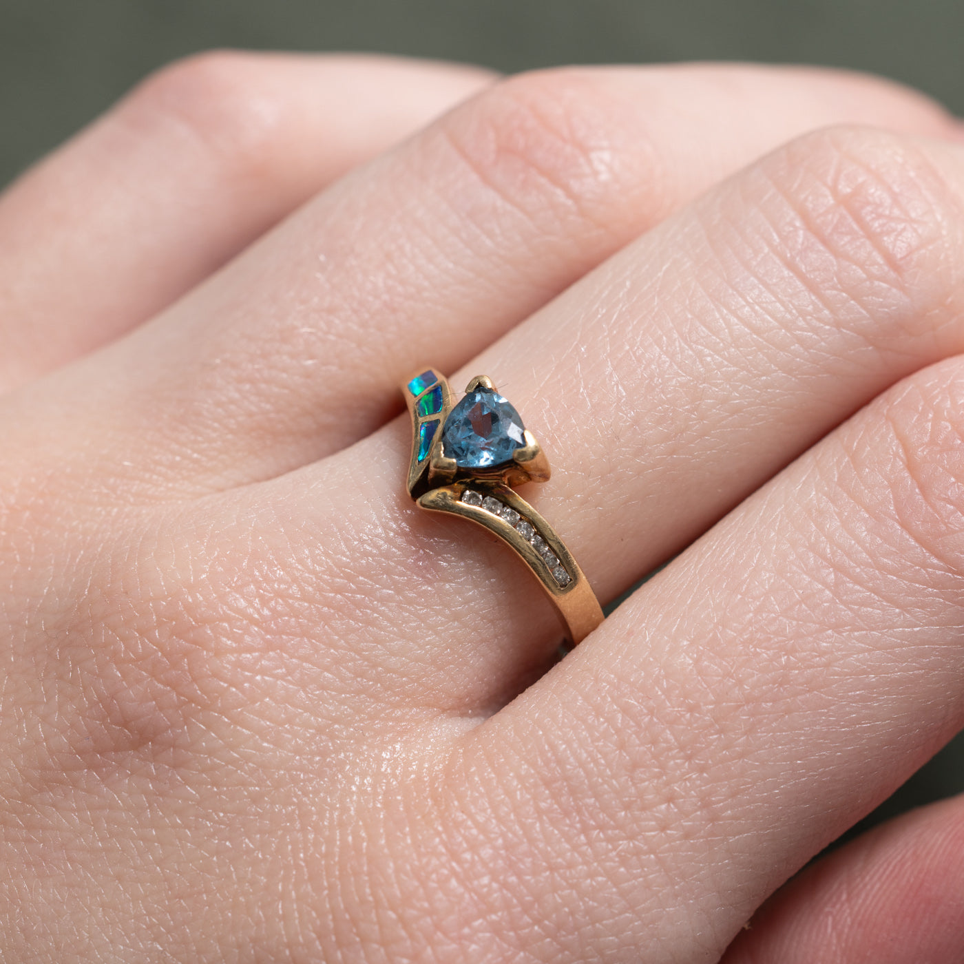 Bague chevron en spinelle synthétique taille trillion, opale et diamants | Taille 6,5