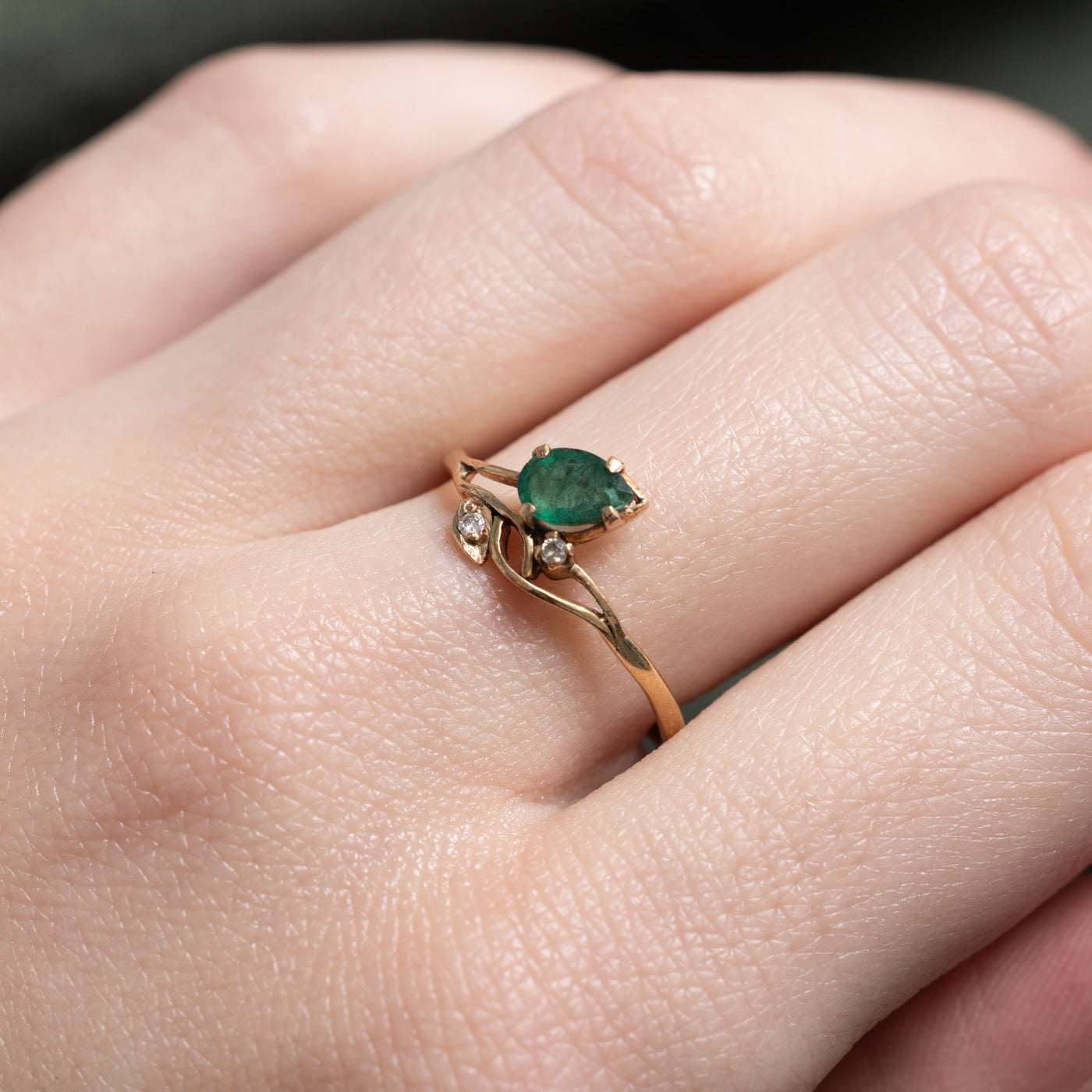 Bague en forme de feuille avec émeraude taille poire et diamants | Taille 8.0