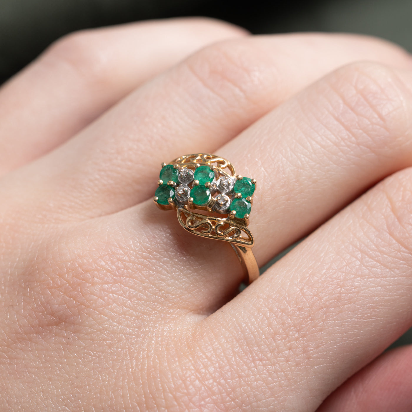 Bague en volutes ornée d'émeraudes et de diamants | 0,50 ct, 0,02 ct | Taille 6