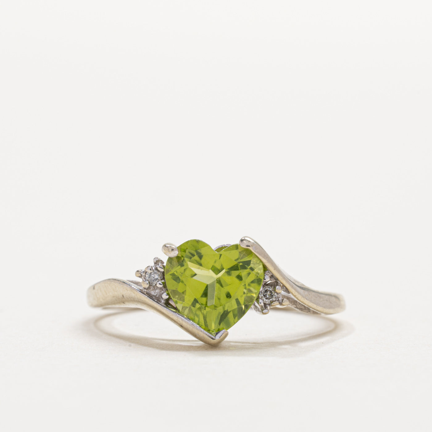 Bague contour en or 10 carats avec péridot taille cœur et diamants | Taille 6,5