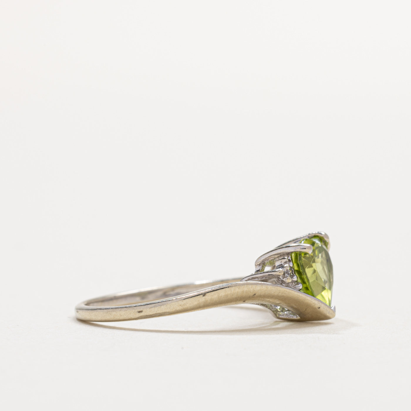 Bague contour en or 10 carats avec péridot taille cœur et diamants | Taille 6,5