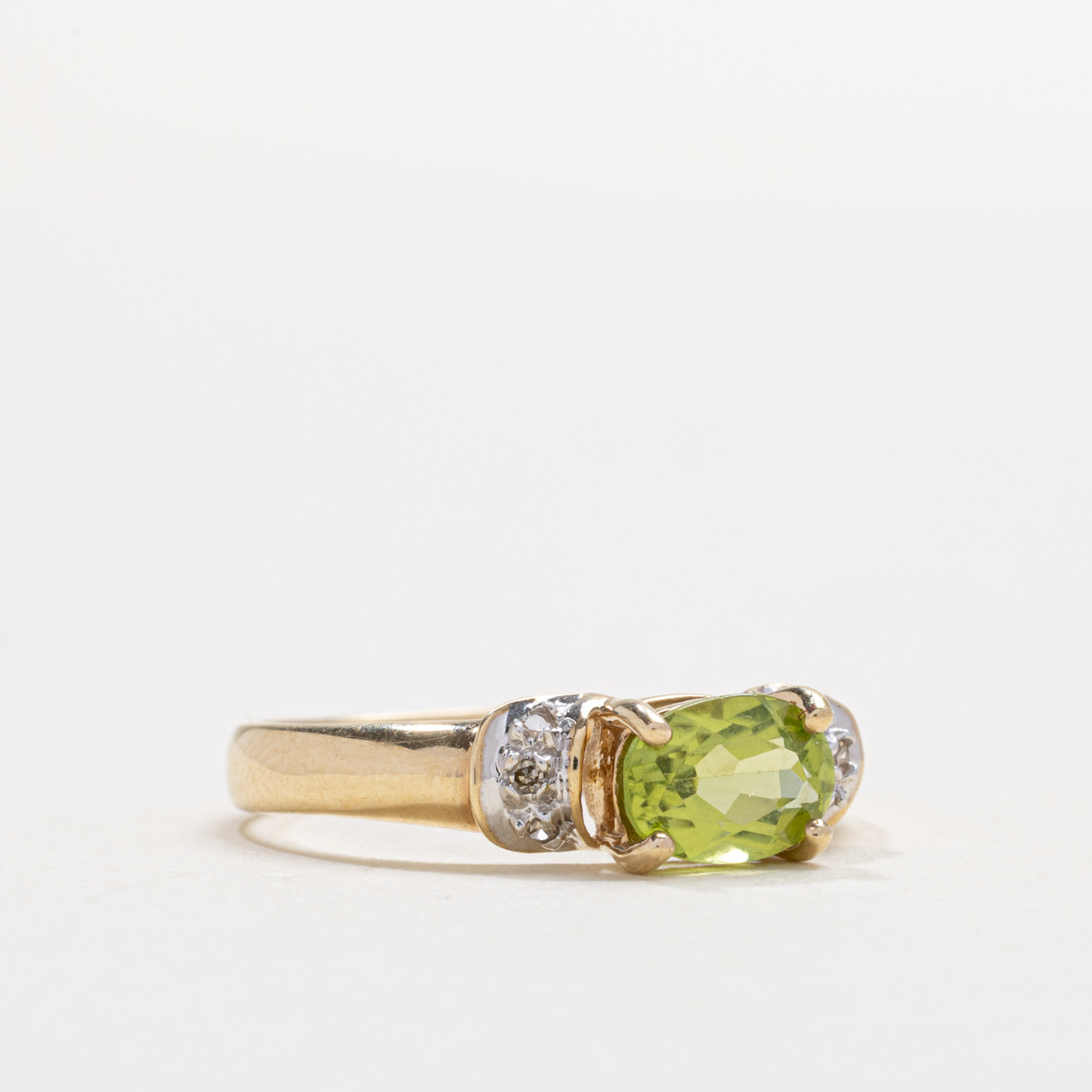 Bague en or 10 carats sertie d'un péridot ovale et de diamants | Taille 7.0