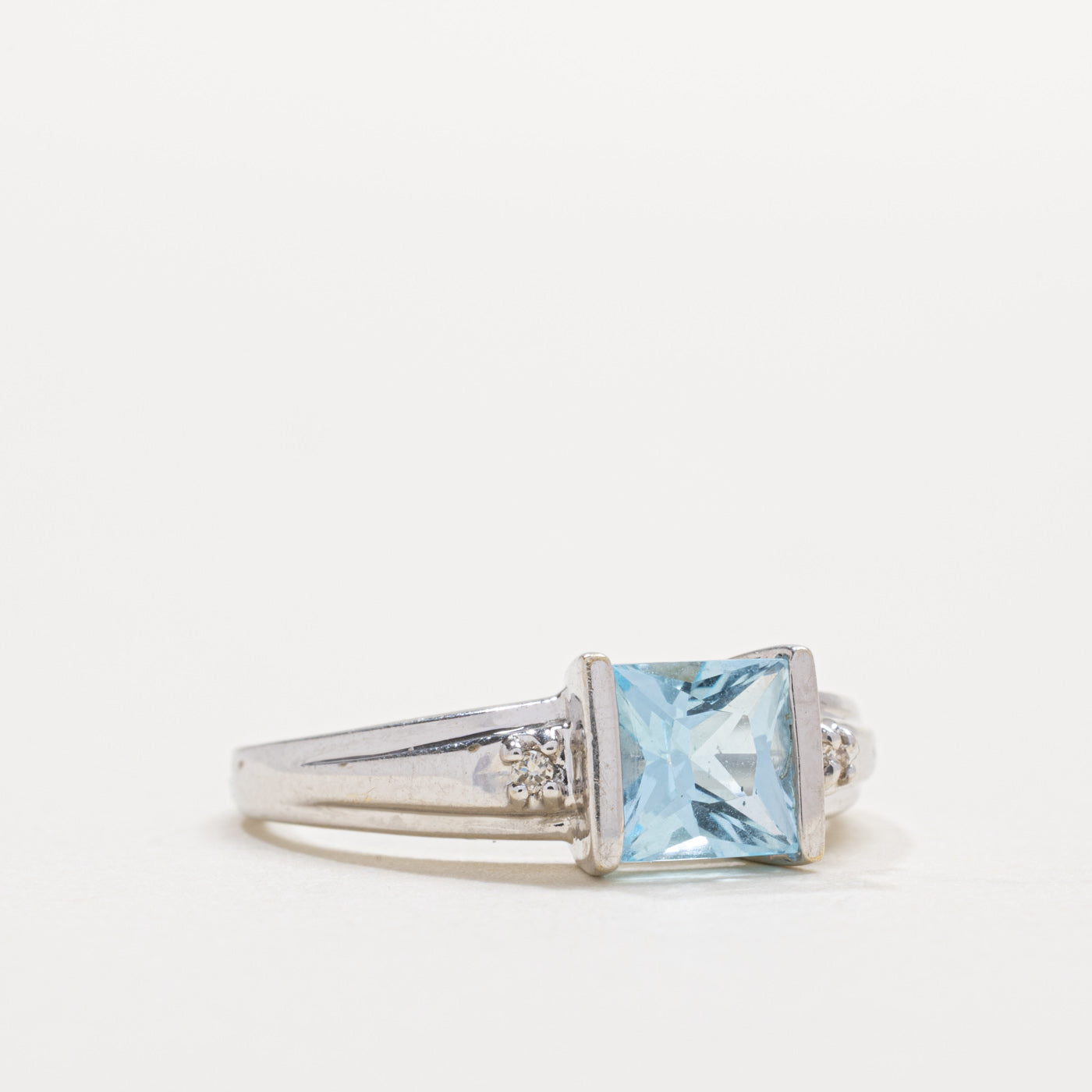 Bague en or 10 carats avec topaze bleue taille princesse et diamants | Taille 7.0