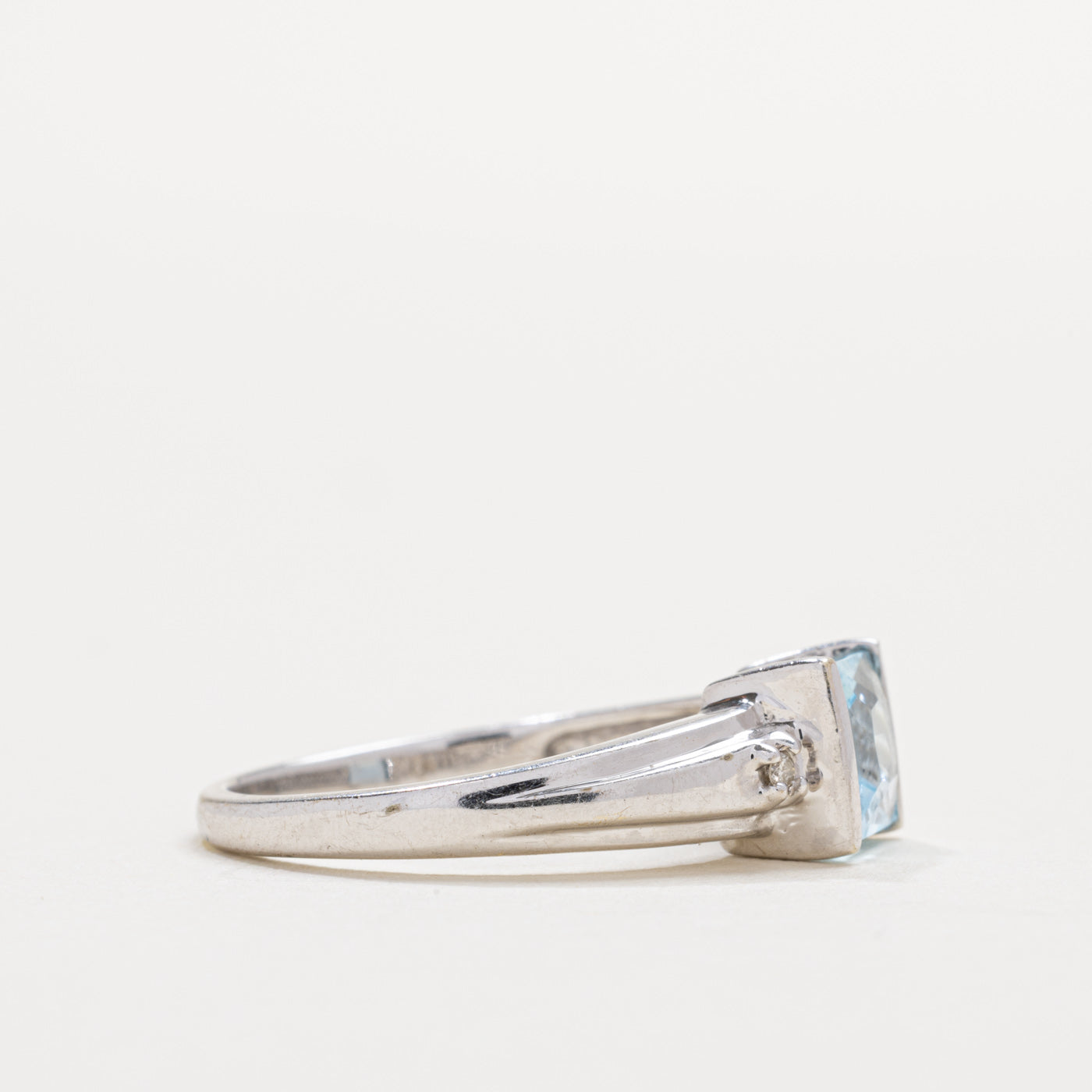 Bague en or 10 carats avec topaze bleue taille princesse et diamants | Taille 7.0