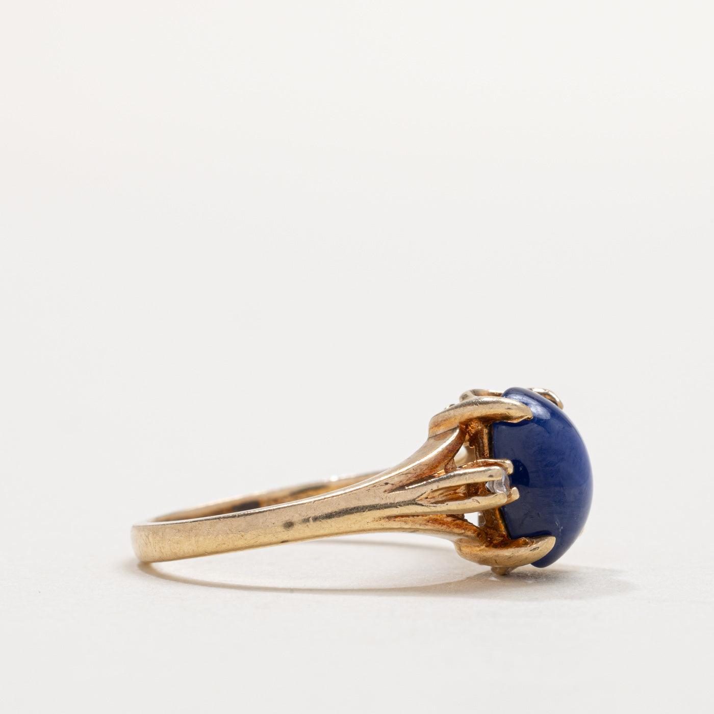 Bague en or 10 carats ornée d'un saphir synthétique cabochon et de diamants | Taille 6.0