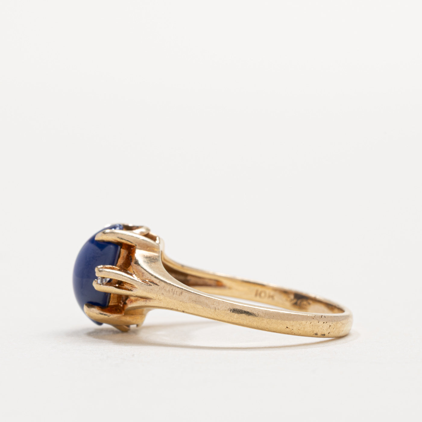 Bague en or 10 carats ornée d'un saphir synthétique cabochon et de diamants | Taille 6.0